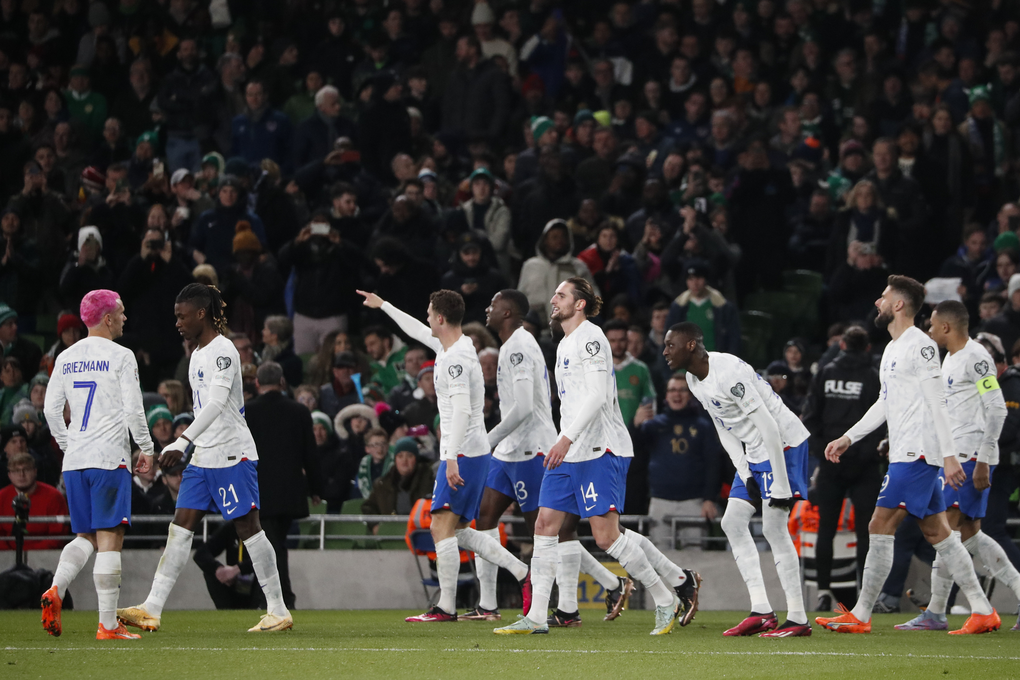 Los jugadores de Francia celebran el gol de Pavard.
