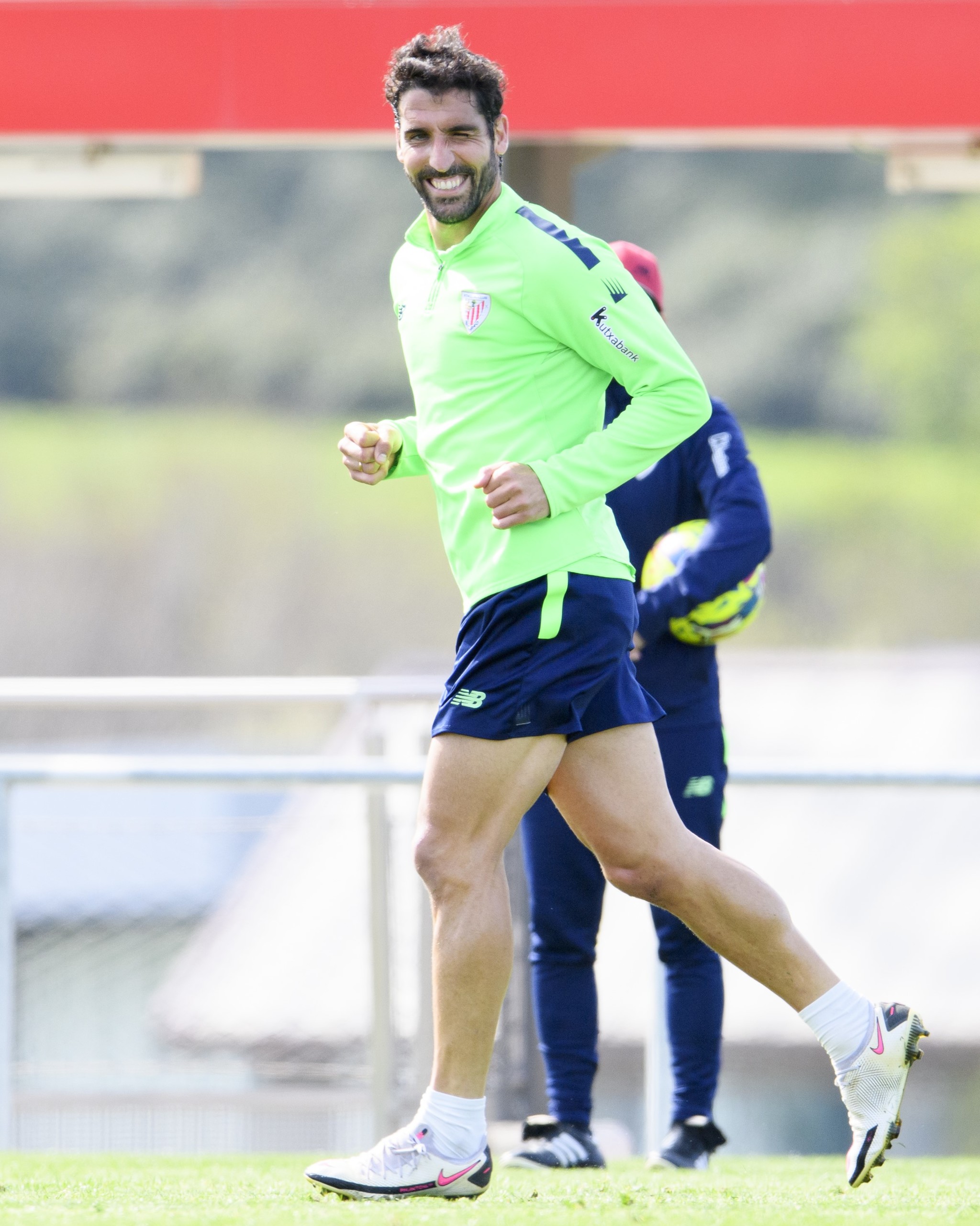 Raúl García sonríe en la vuelta a los entrenamientos del Athletic tras el descanso.