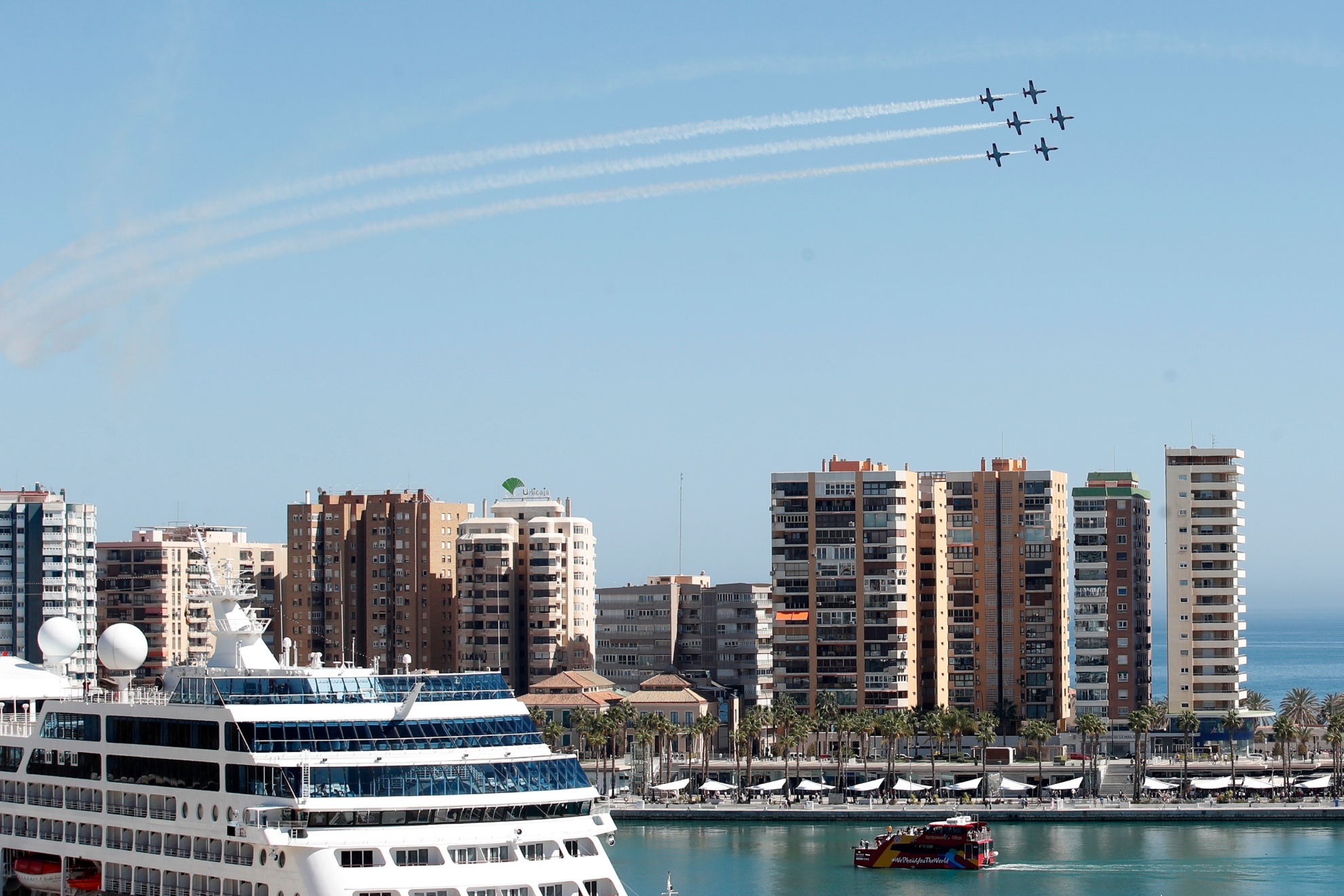 La Patrulla Águila realizando su exhibición sobre el cielo de Málaga.
