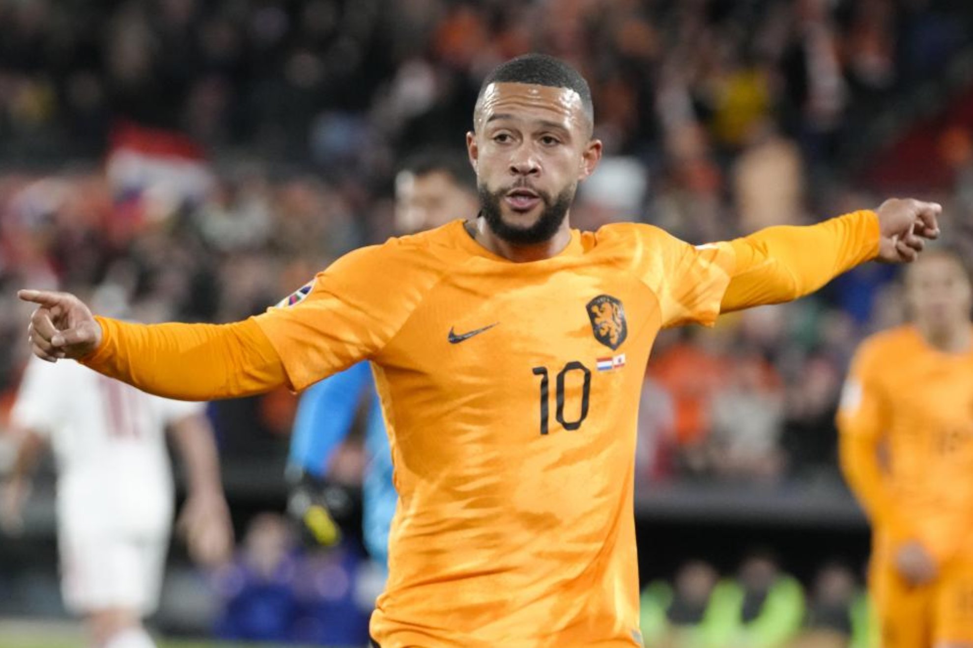 Memphis celebra un gol con Países Bajos.