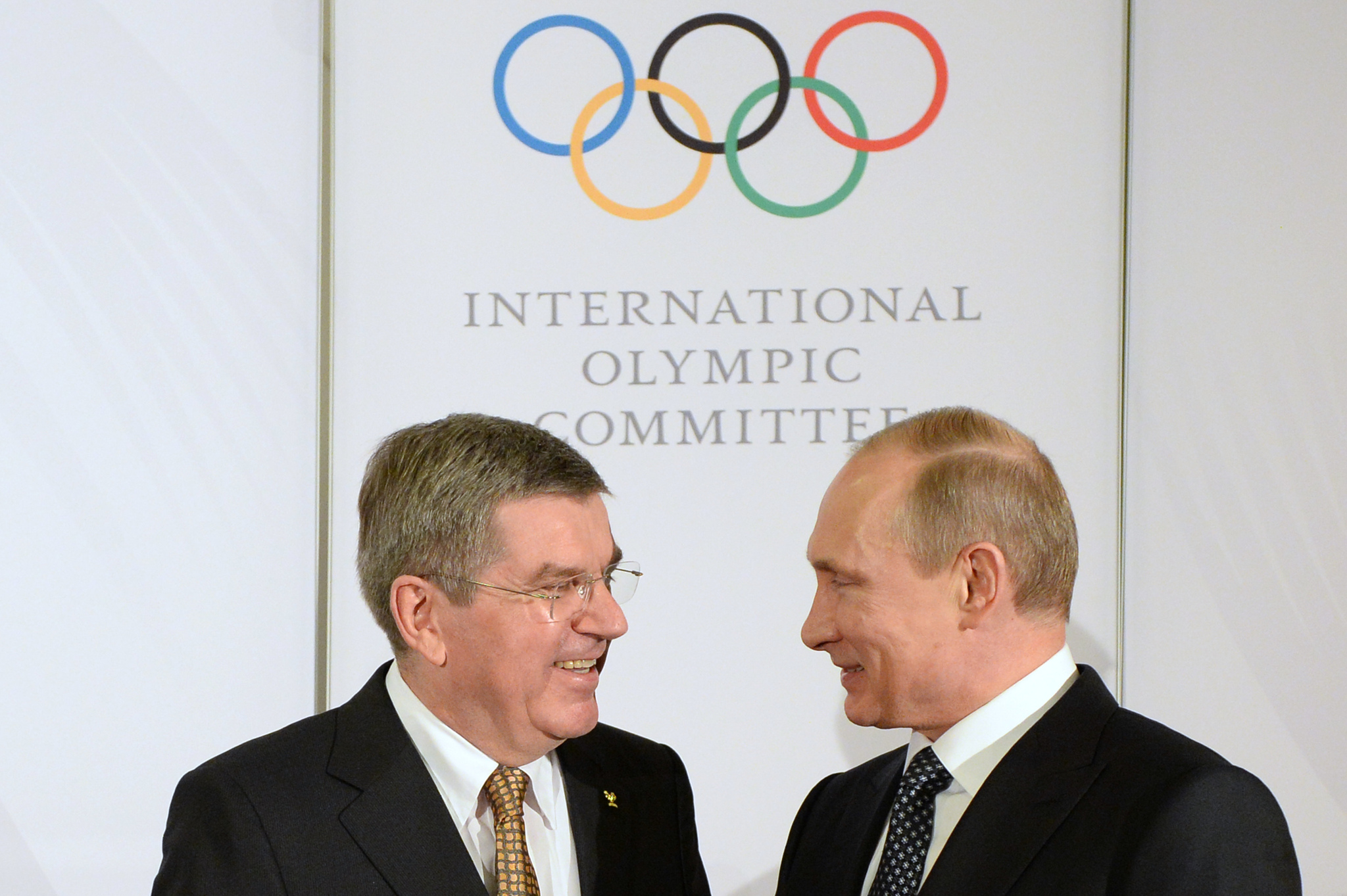 El presidente del COI, Thomas Bach, y el de Rusia, Vladimir Putin