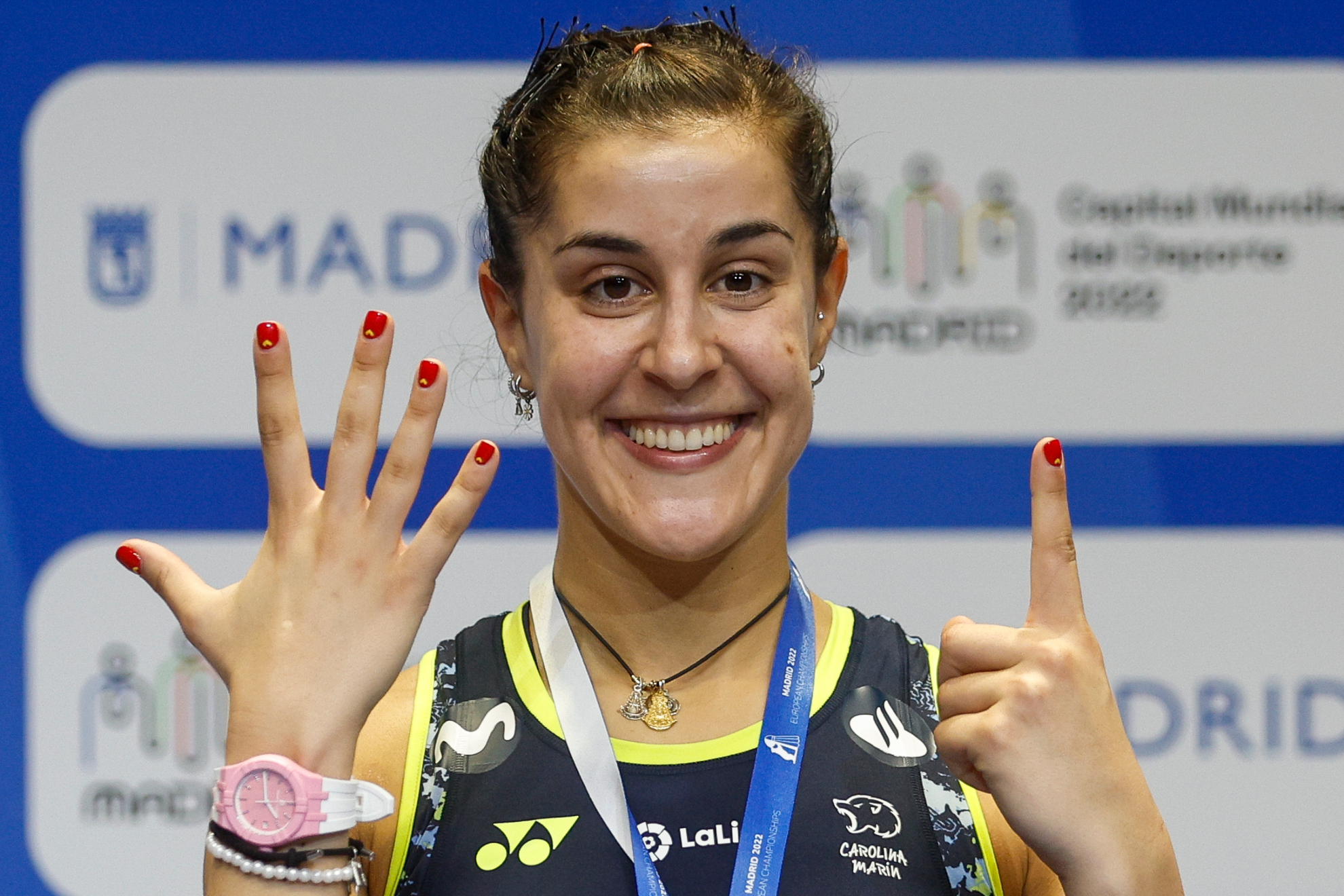 Carolina Marín en el podio tras ganar su sexto oro europeo en Madrid el pasado año.
