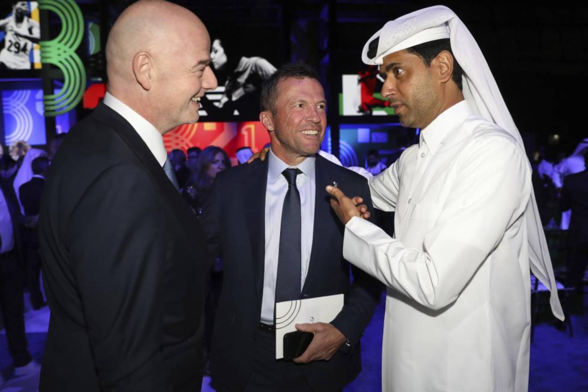 Infantino y Al Khelaifi conversan en una gala en Doha antes del Mundial 2022 en presencia de Matthaus.