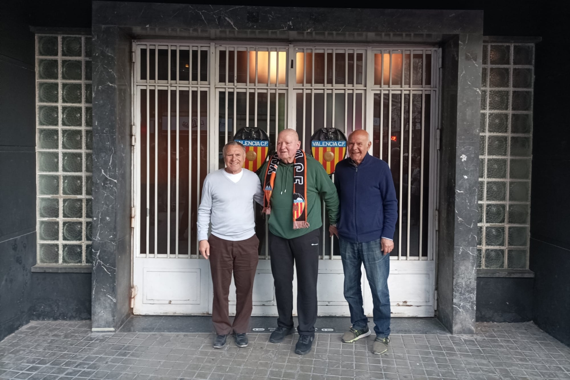Forment, en el centro, junto a Antón (I) y Sergio, autor de la asistencia de córner. | F. ÁLVAREZ