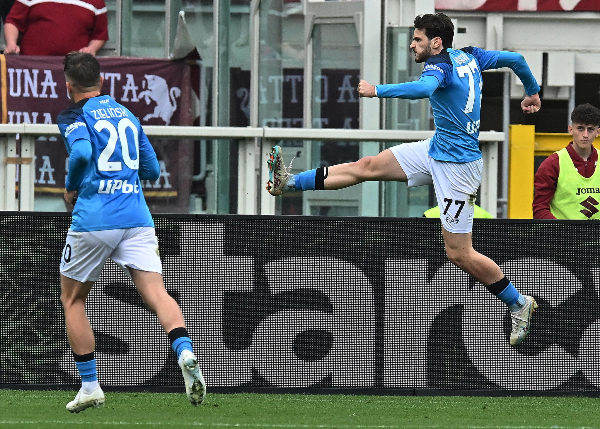 Kvaratskhelia celebra un gol con el Napoli.
