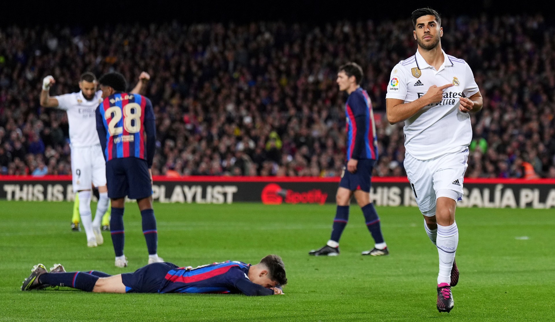 Asensio se señala el escudo tras marcar en el Camp Nou, gol que fue anulado, siendo el inicio de la polémica.