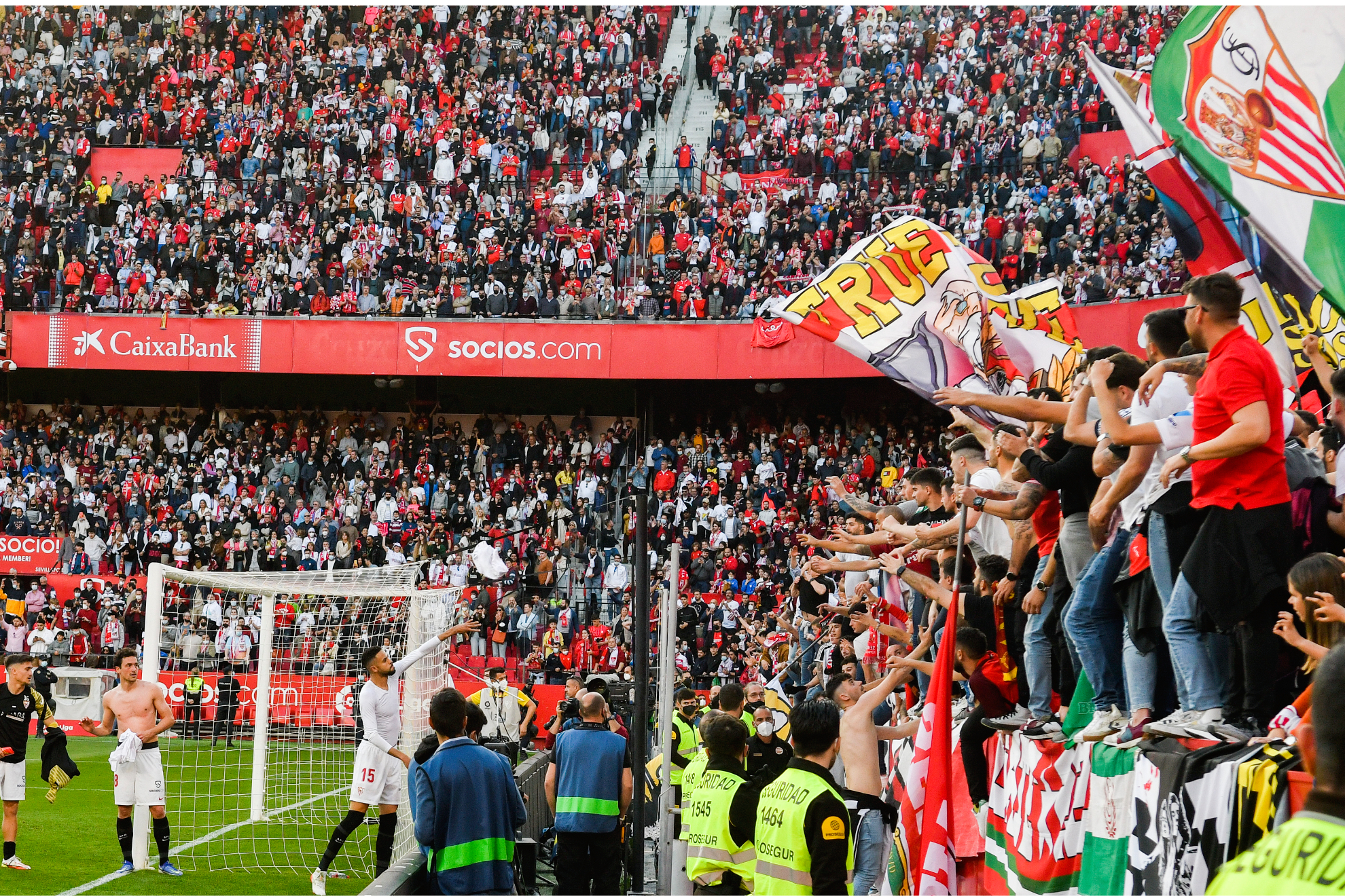 Jugadores del Sevilla celebran con sus aficionados un triunfo.