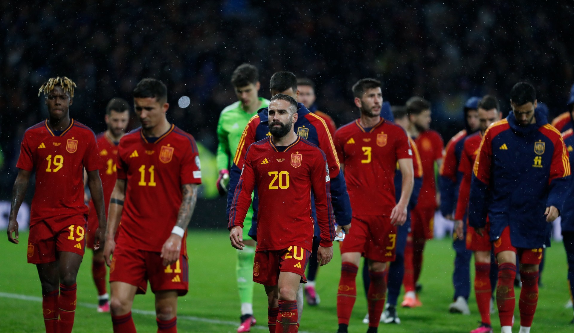 Los jugadores de la selección española, al término del partido ante Escocia.