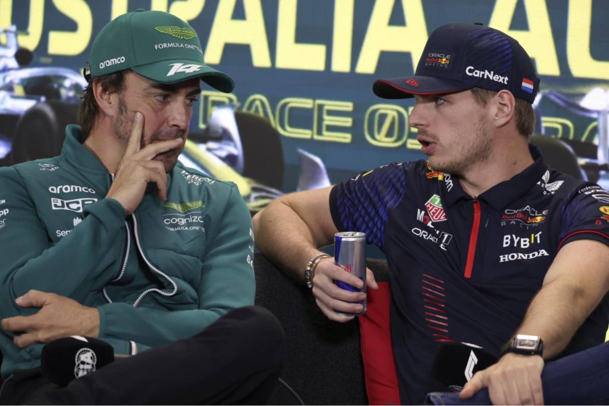 Alonso y Verstappen hablan durante la rueda de prensa en Australia.