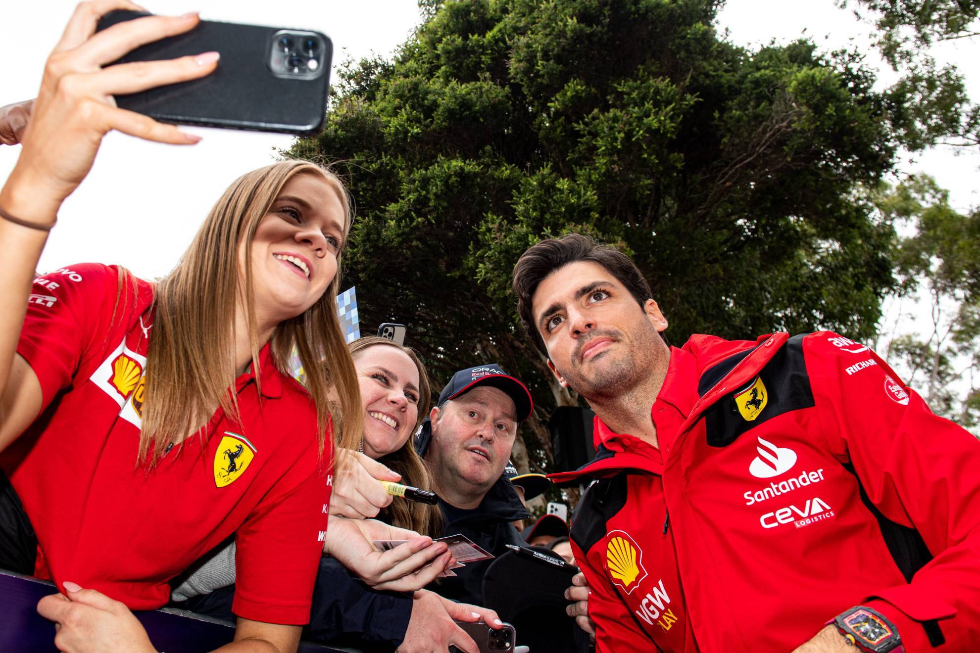 Sainz, haciéndose fotos con los aficionados en la entrada del paddock en Melbourne.