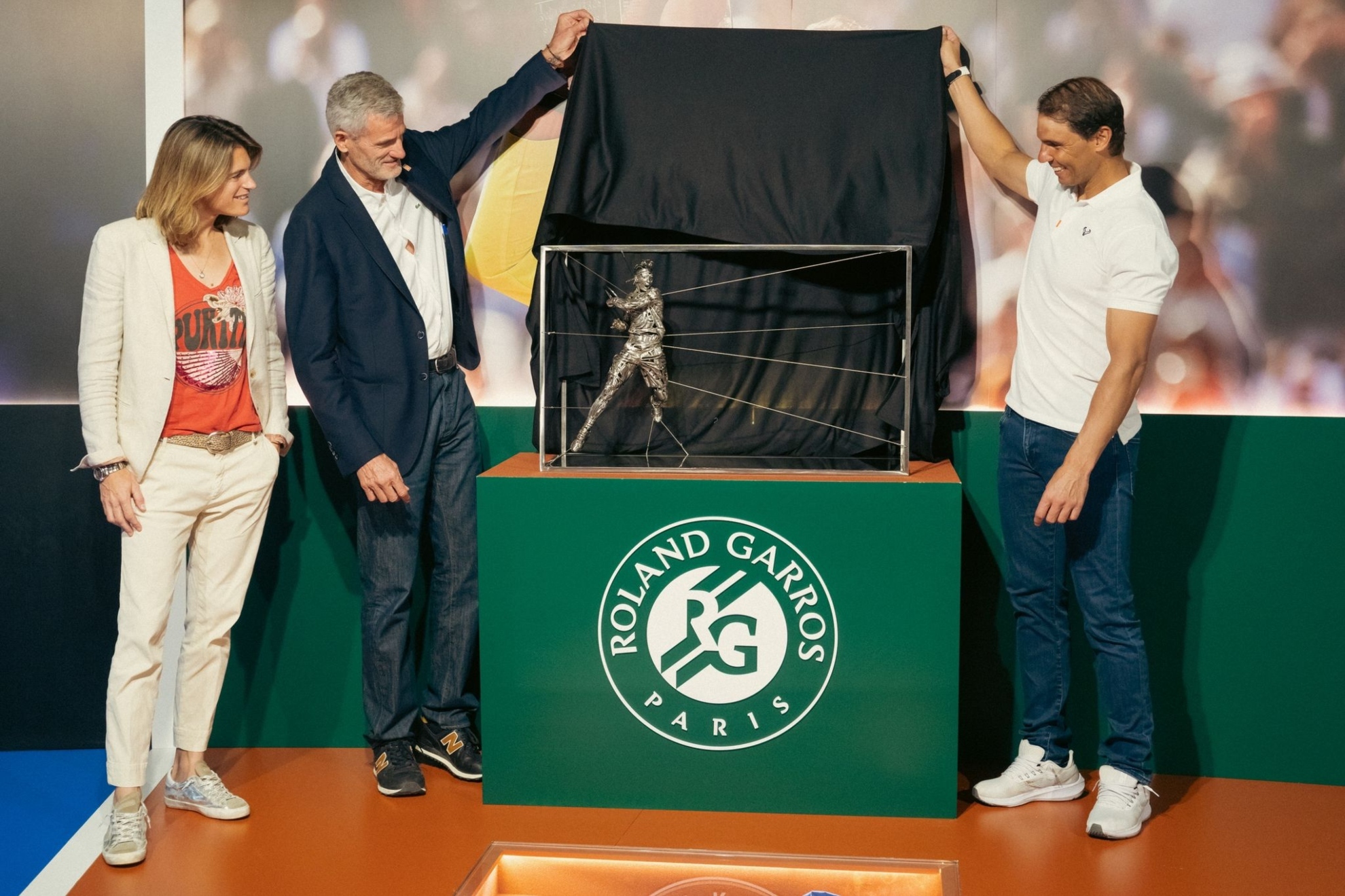 Rafa Nadal recibe una réplica de su estatua homenaje de Roland Garros
