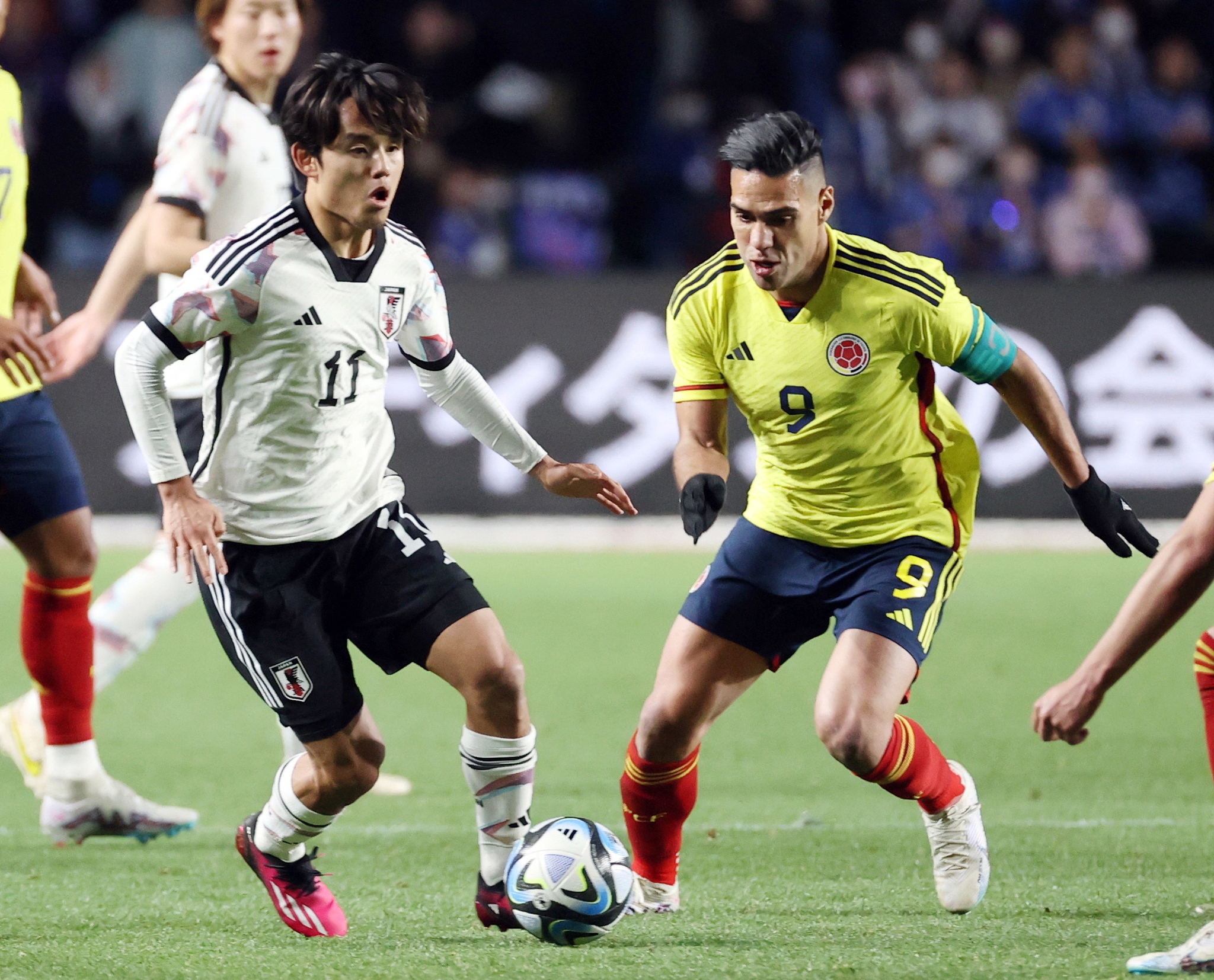 Take Kubo, ante Radamel Falcao, en el partido de Japón contra Colombia.
