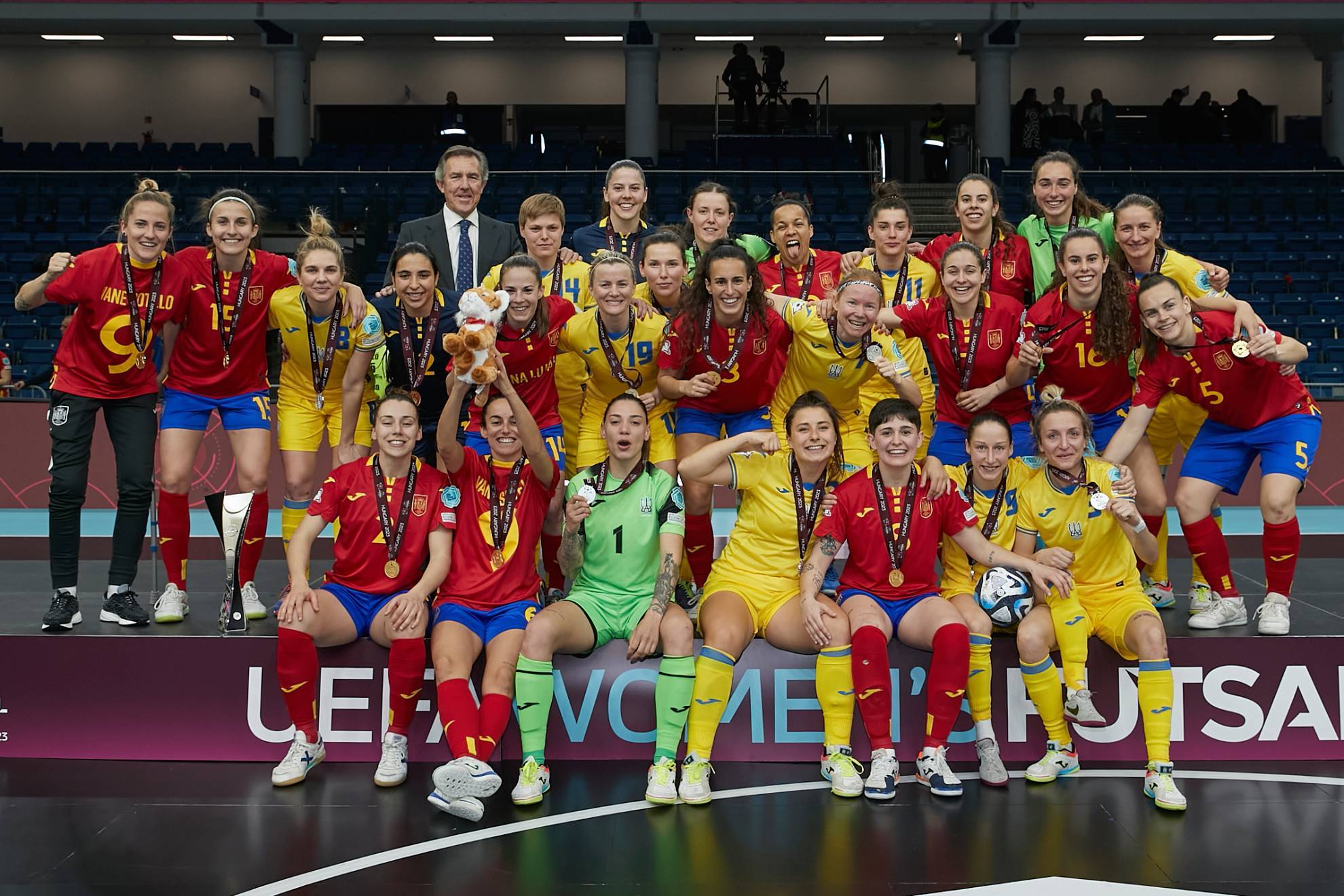 Las internacionales de España y Ucrania posan tras la final del Europeo de Debrecen.