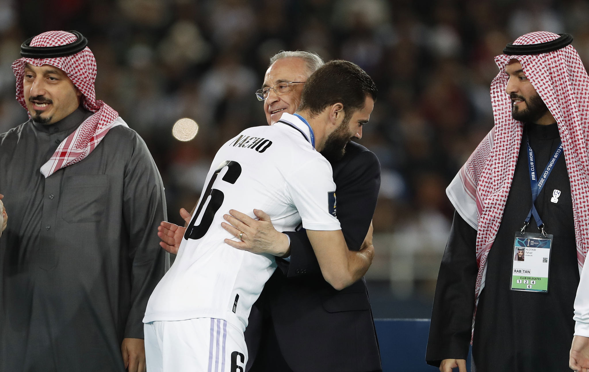 Nacho se abraza con Florentino en el Mundial de Clubes.