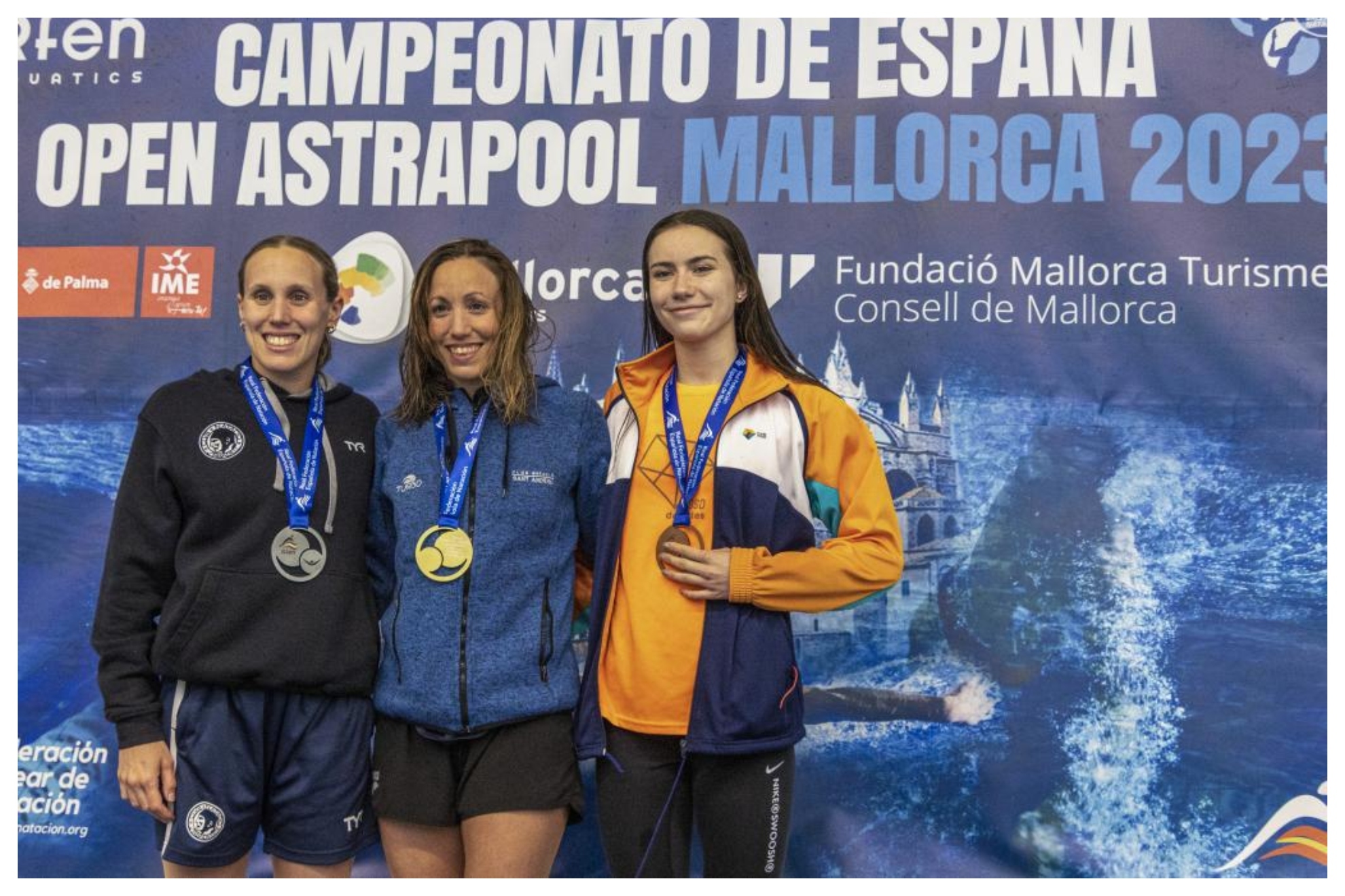 Jesica Vall en el podio de los 100 braza, junto con Marina García y Jimena Ruiz