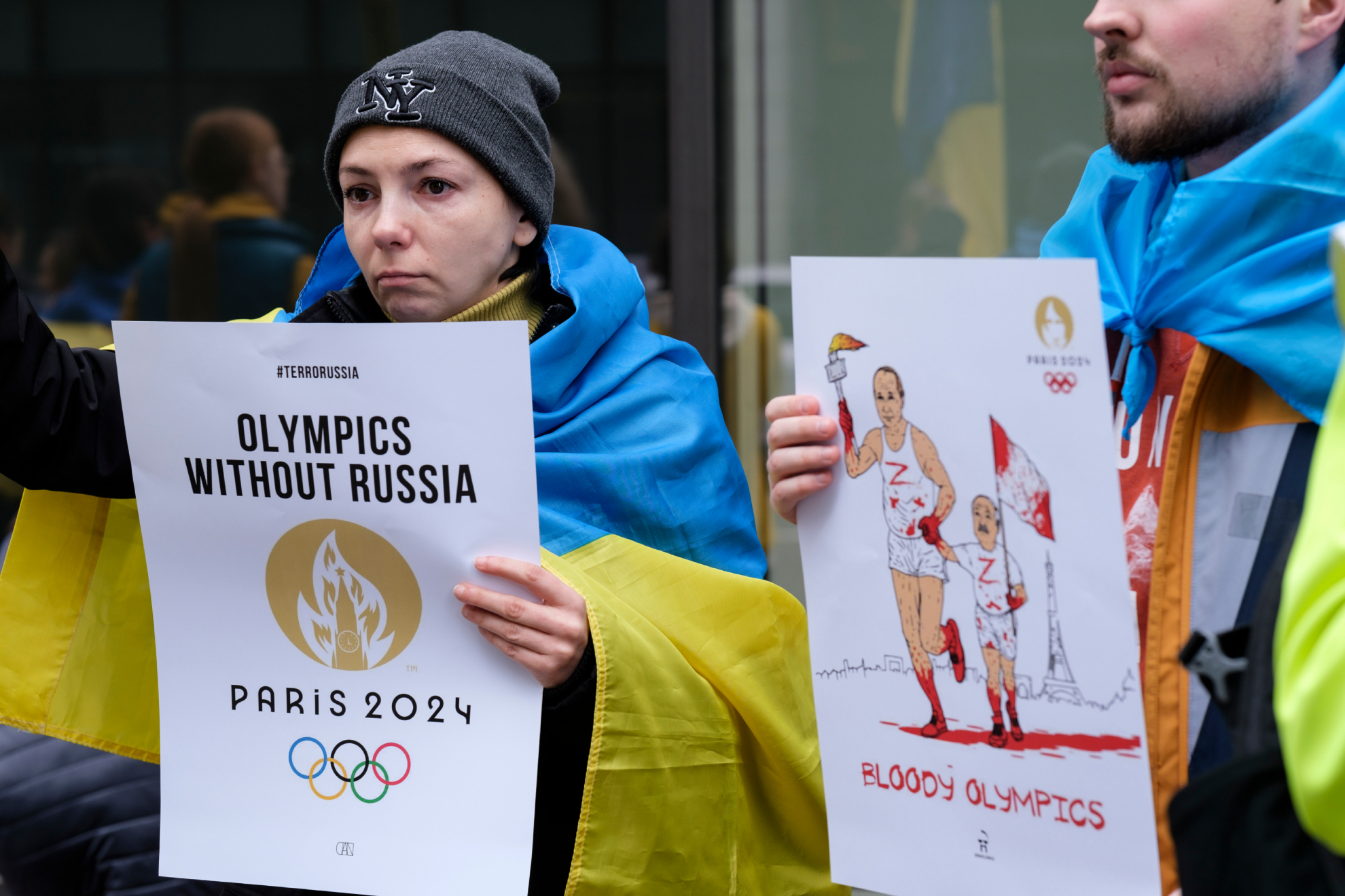 Un grupo de ucranianos se manifiesta frente a la sede europea del Comité Olímpico Internacional (COI), el 29 de marzo en Bruselas, Bélgica.