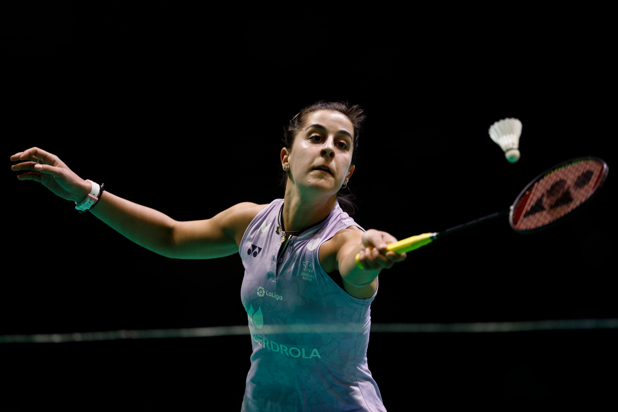Carolina Marín golpea la pluma durante su debut en el Madrid Spanish Masters.