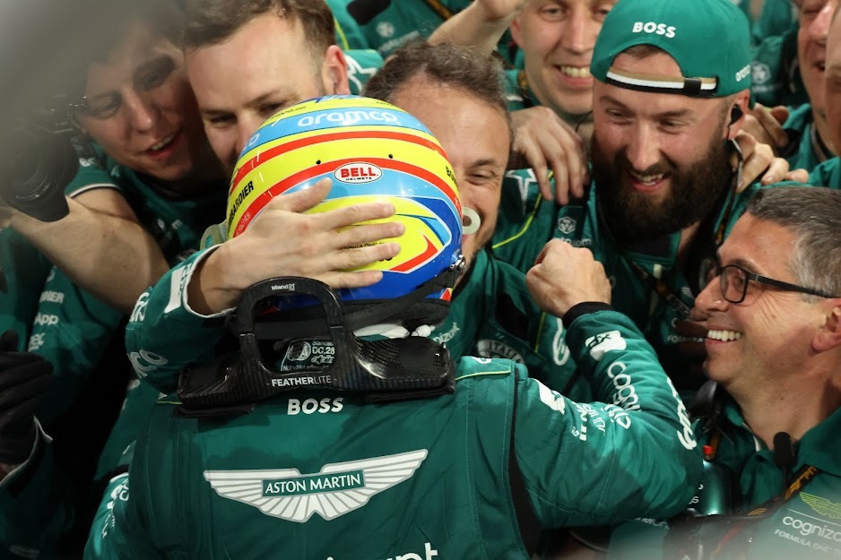 Alonso se gana el corazón de Aston Martin: "Lidera dando ejemplo"