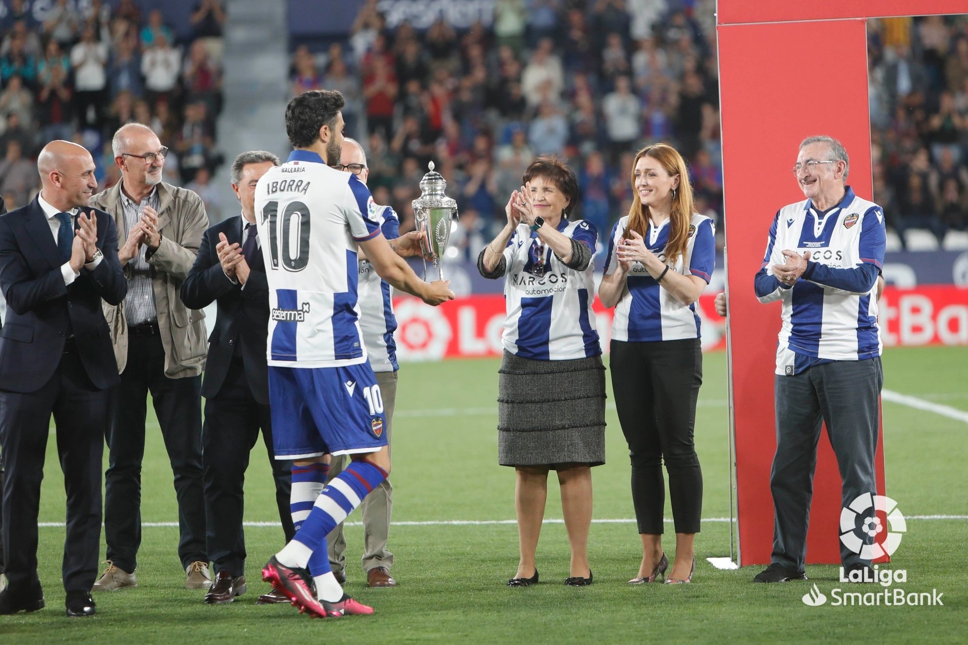 Iborra entrega la Copa de la República a los familiares de los jugadores que la ganaron. | LaLiga