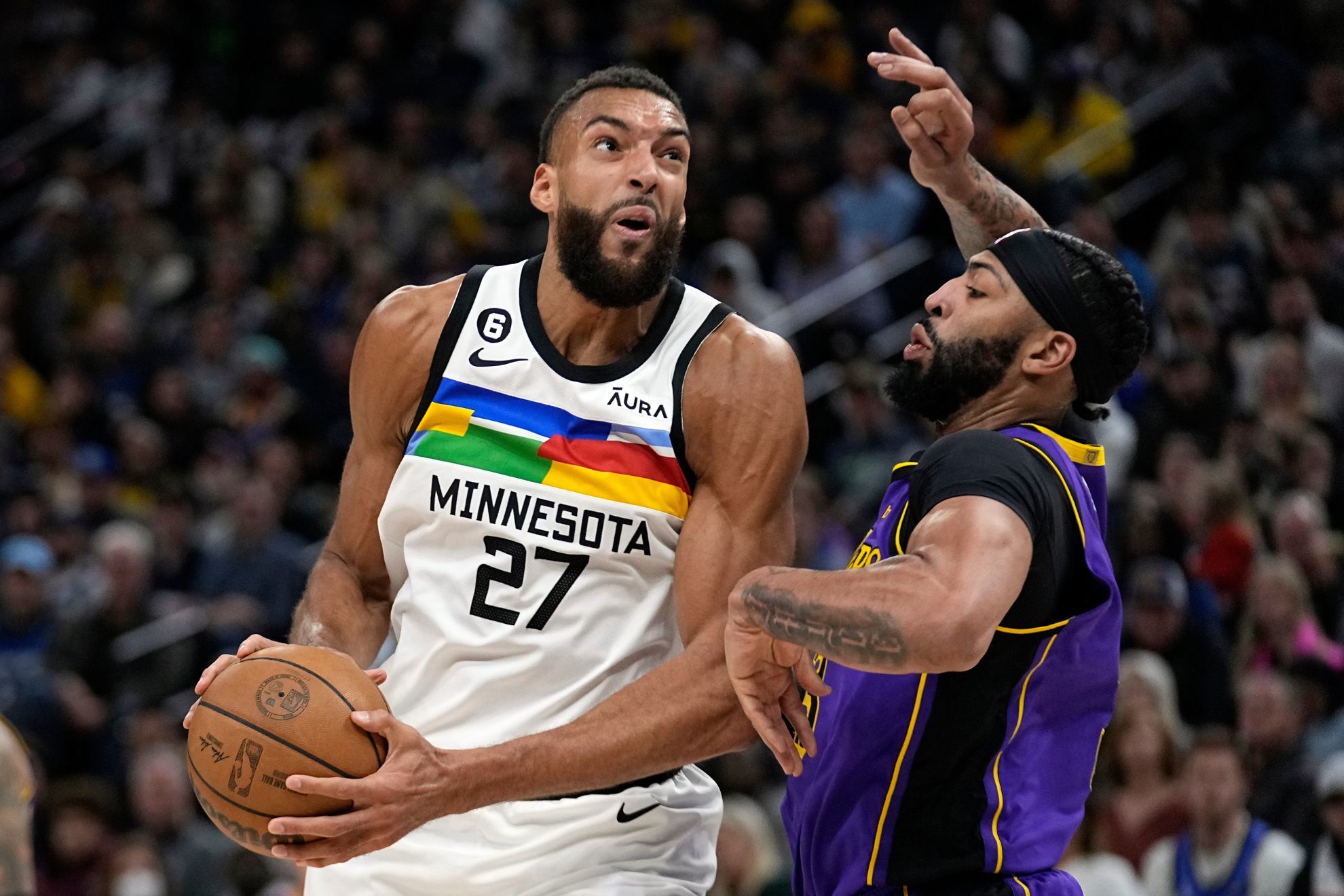 Los Angeles Lakers defeat Minnesota Timberwolves at Target Center