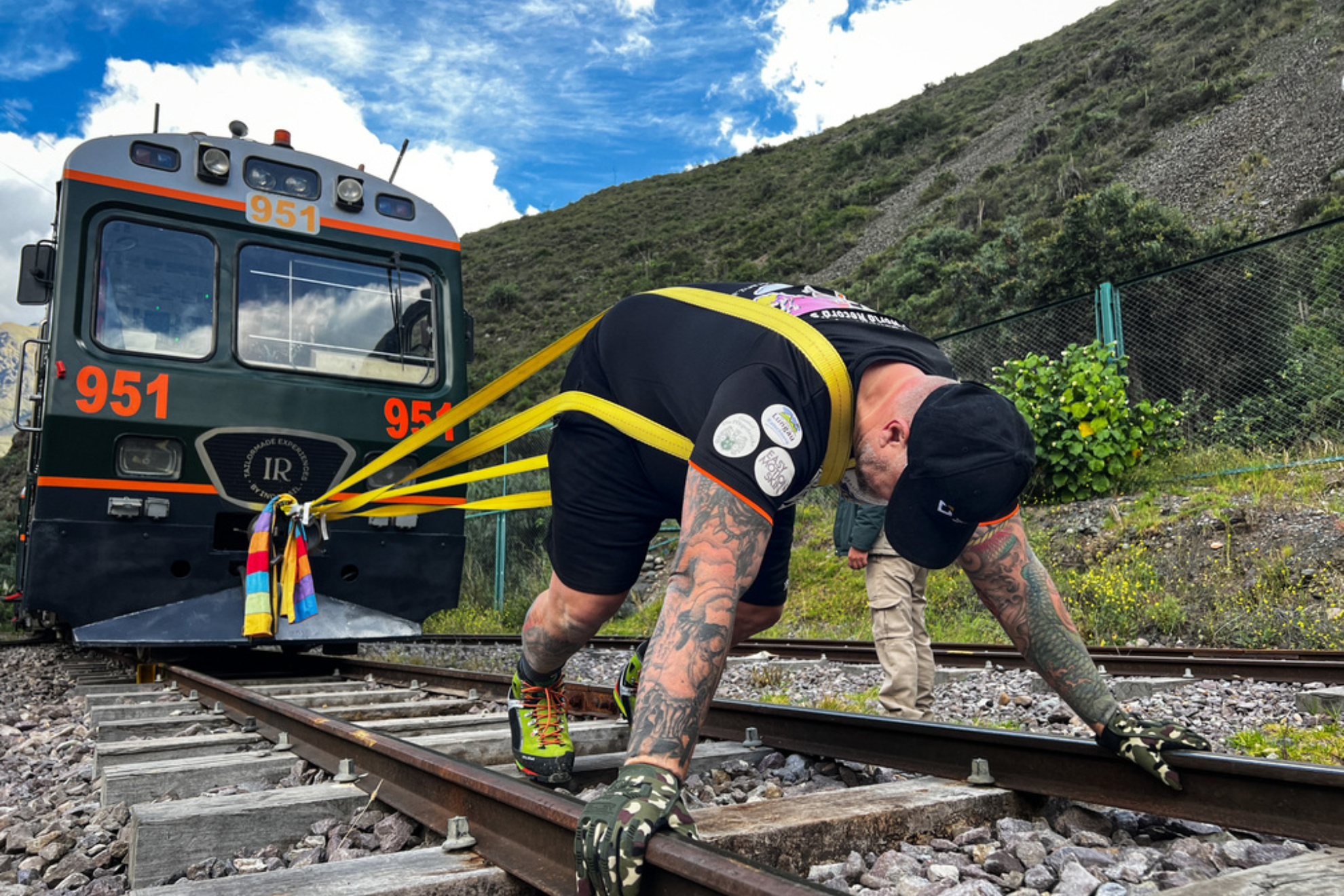 Fotografa cedida por Inca Rail, que muestra el atleta austriaco Franz Mlner, mientras arrastra vagones de tren.