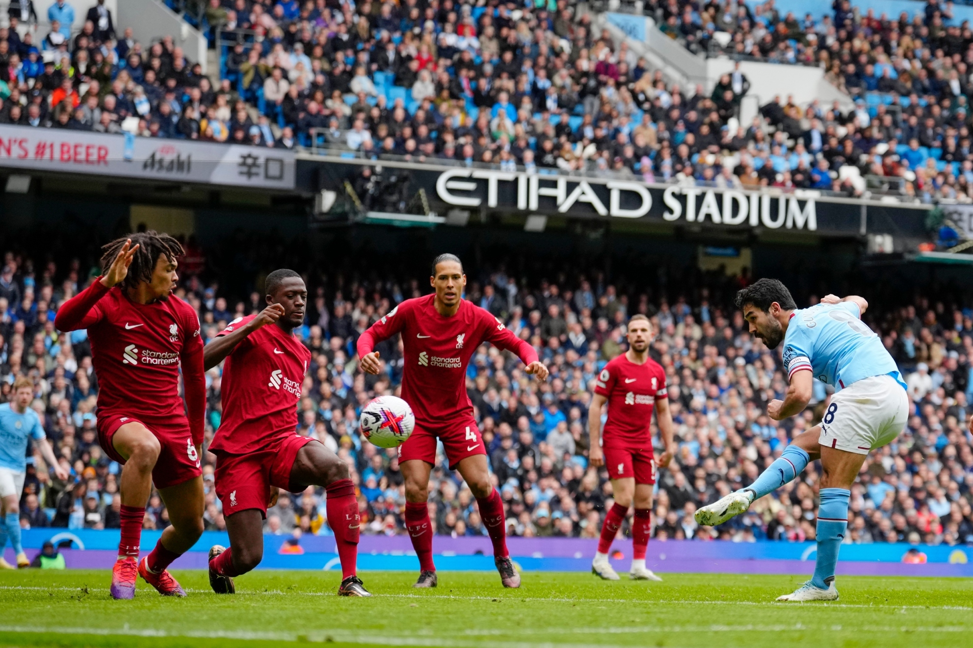 Ilkay Gündogan marca el 3-1 para el Manchester City contra el Liverpool.