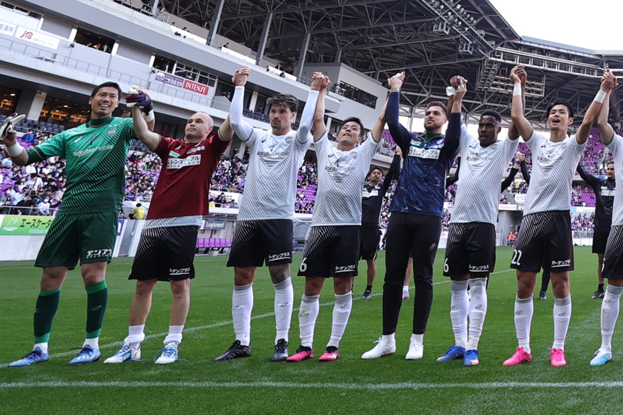 Los jugadores, con Iniesta a la izquierda, celebran la victoria.