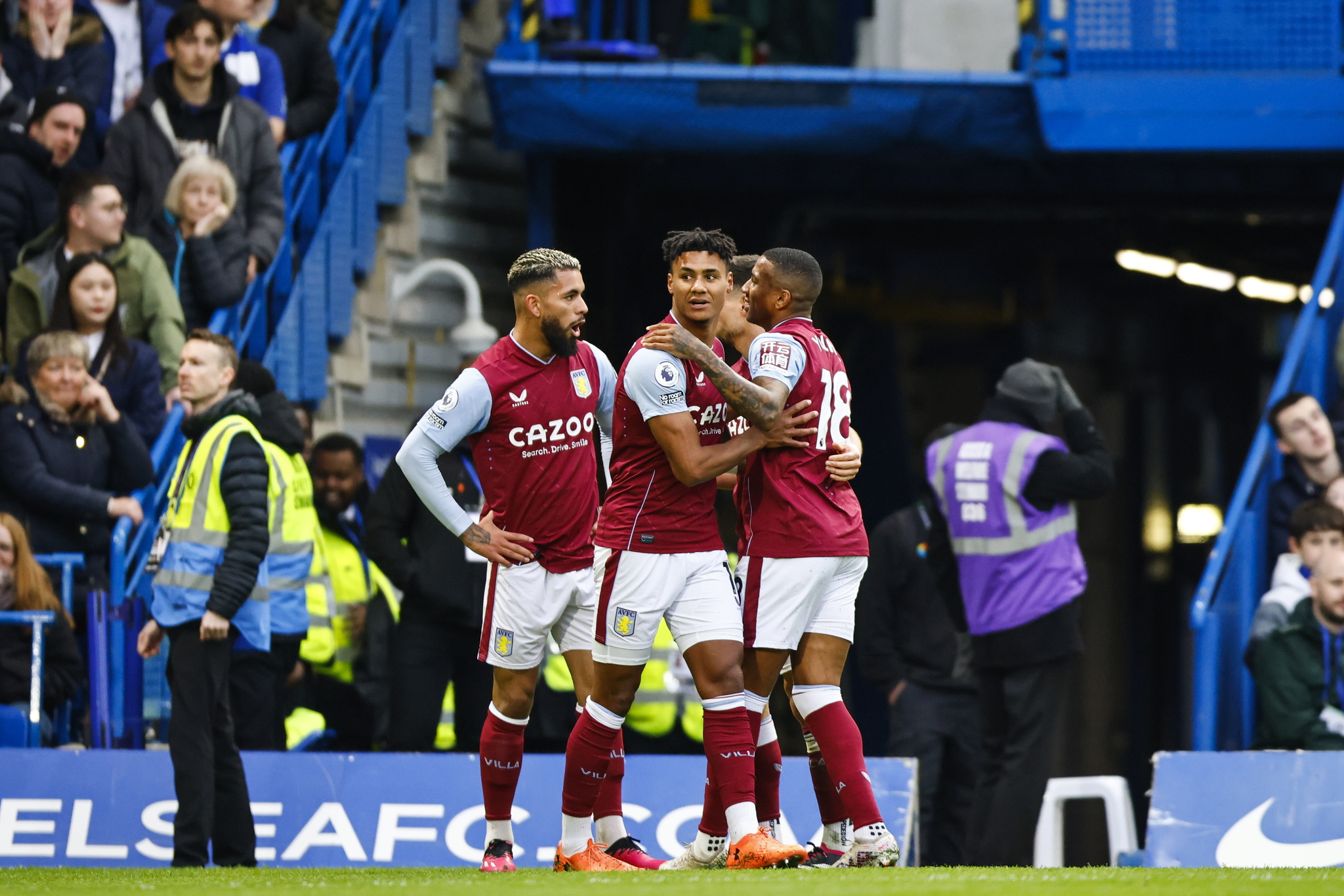 Los jugadores del Aston Villa celebran el gol de Watkins.