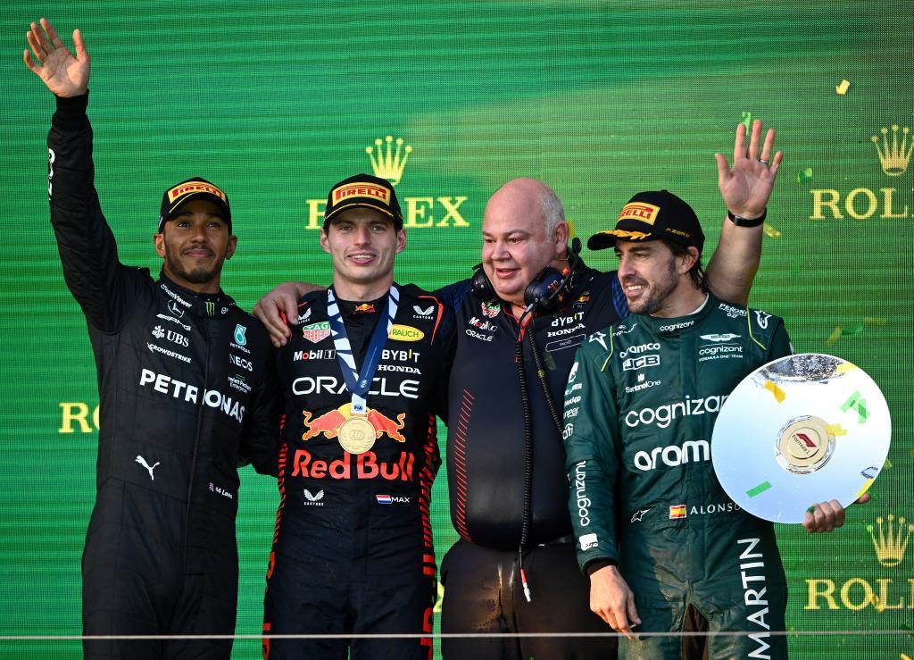 Verstappen, sin rival; Alonso repite podio y Sainz es sancionado en un final de locura