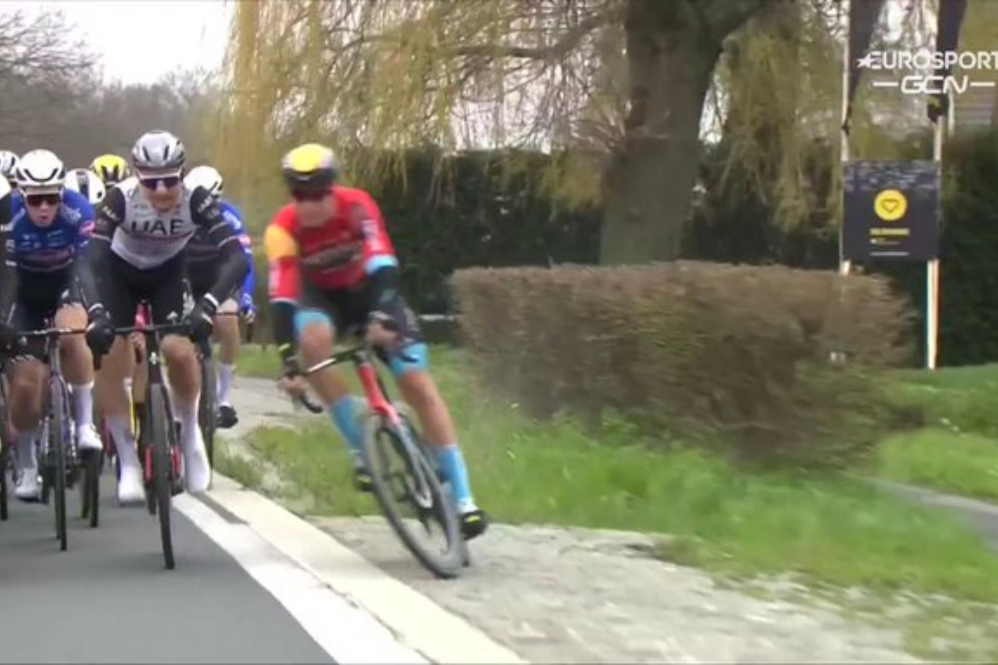 La irresponsabilidad de Filip Maciejuk revienta el Tour de Flandes