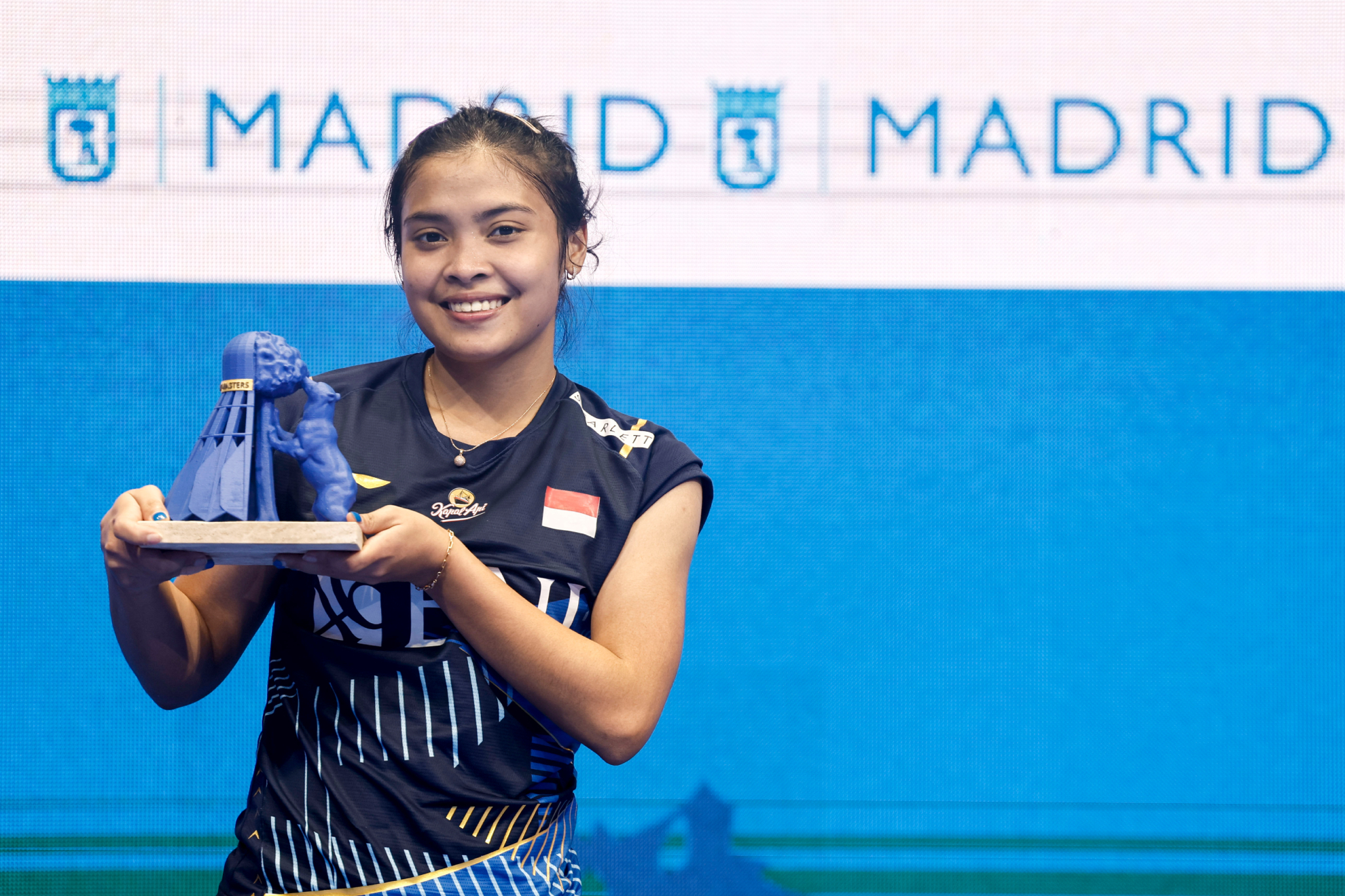 La indonesia Gregoria Mariska Tunjung celebra en el podio su victoria contra la inda Sindhu Pusarla en la final femenina del Madrid Spain Master.