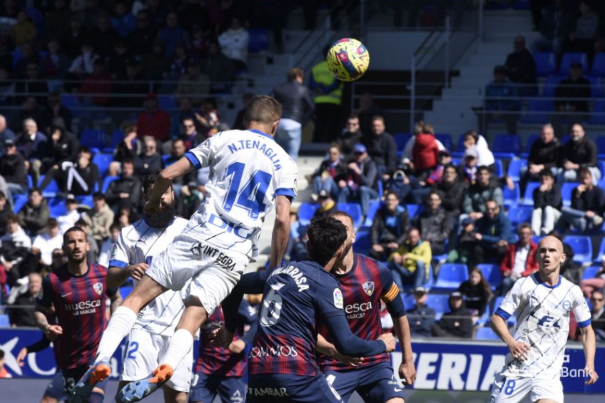 Tenaglia remata  de cabeza para marcar el gol del Alavés al Huesca.