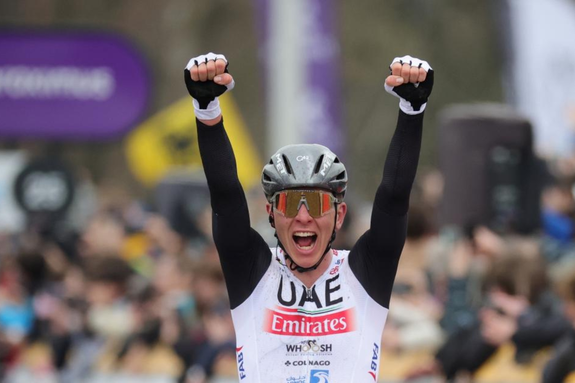 Pogacar celebra su triunfo en el Tour de Flandes.
