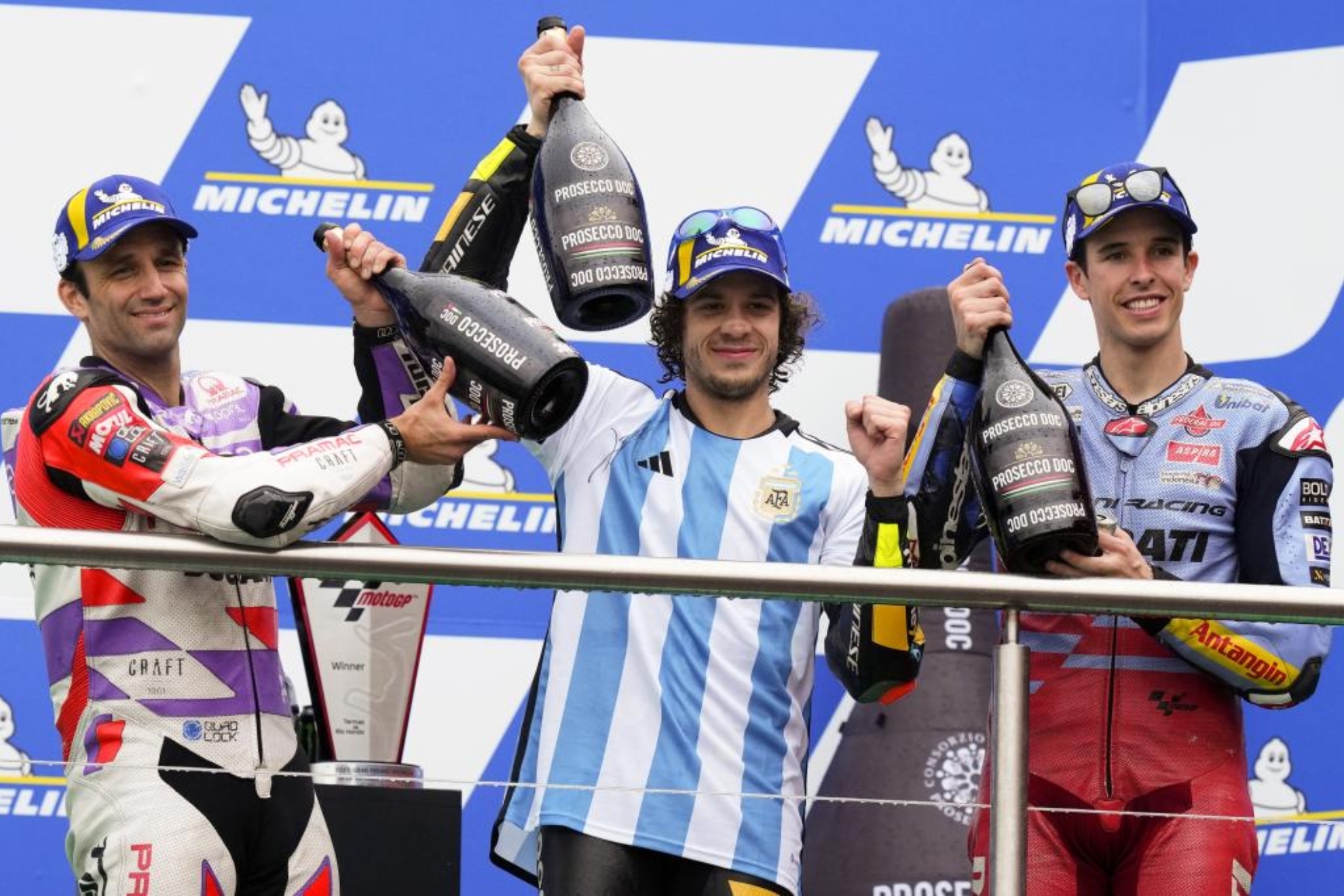 Zarco, Bezzecchi y Álex Márquez, en el podio.