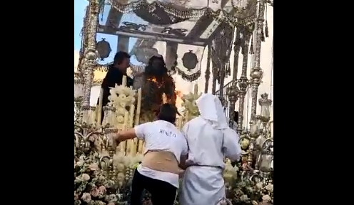 Dos heridos al sofocar con sus manos un incendio en el trono de la Virgen del Roco en Vlez-Mlaga