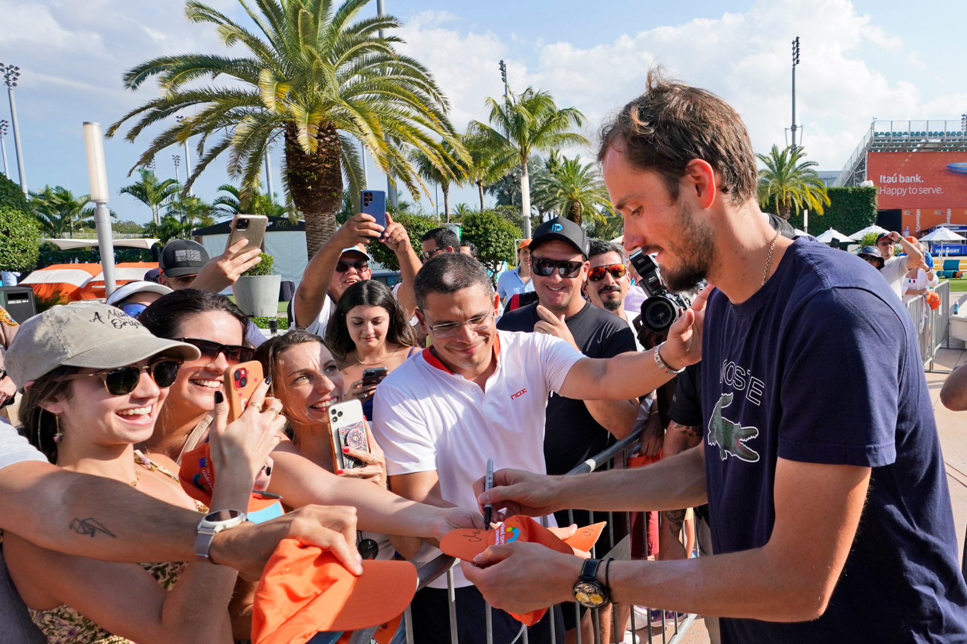 Daniil Medvedev firma autógrafos tras vencer a Jannik Sinner en la final del Miami Open.