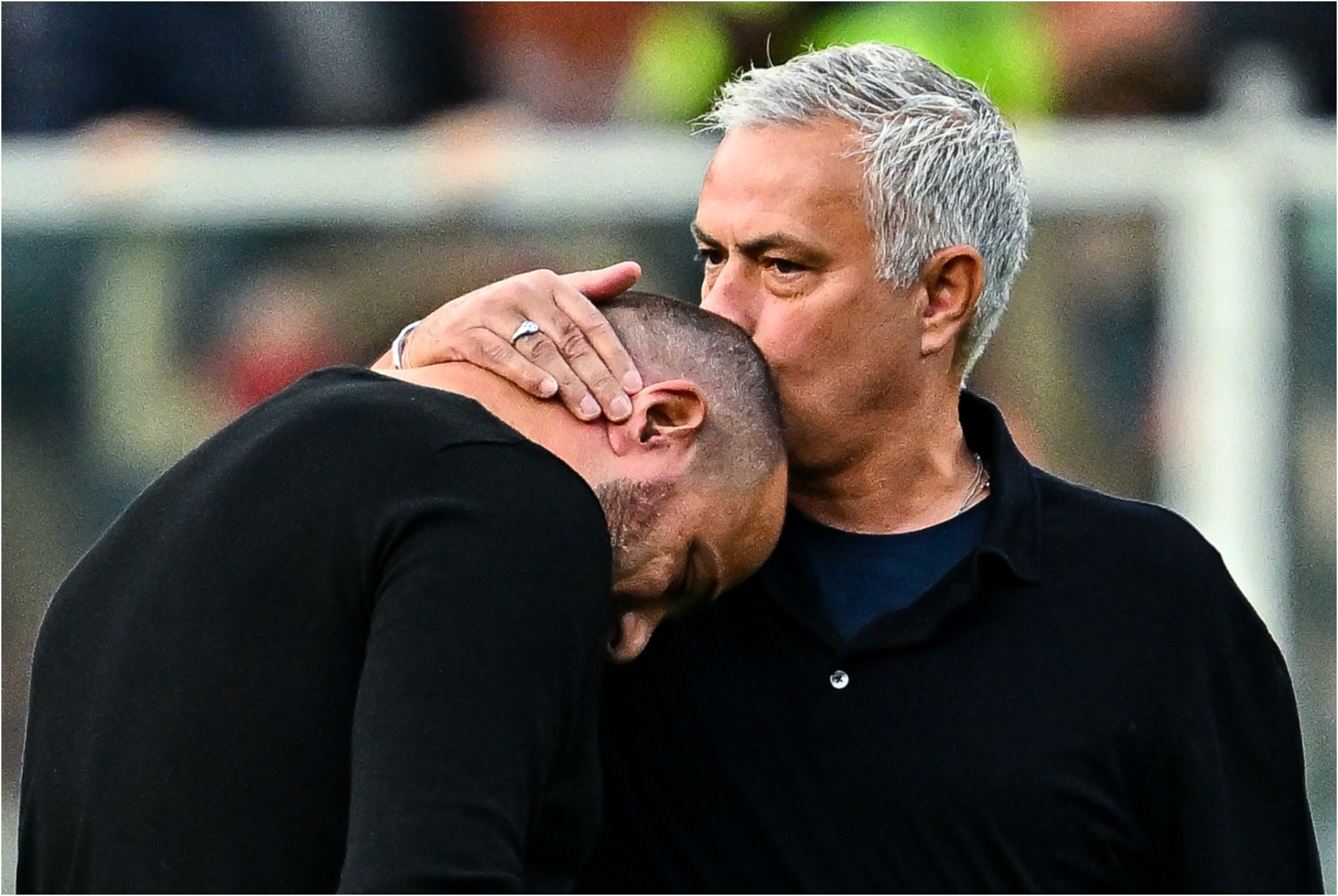 Mourinho le besa en la cabeza a Stankovic antes de que arrancara el duelo entra la Roma y la Sampdoria.