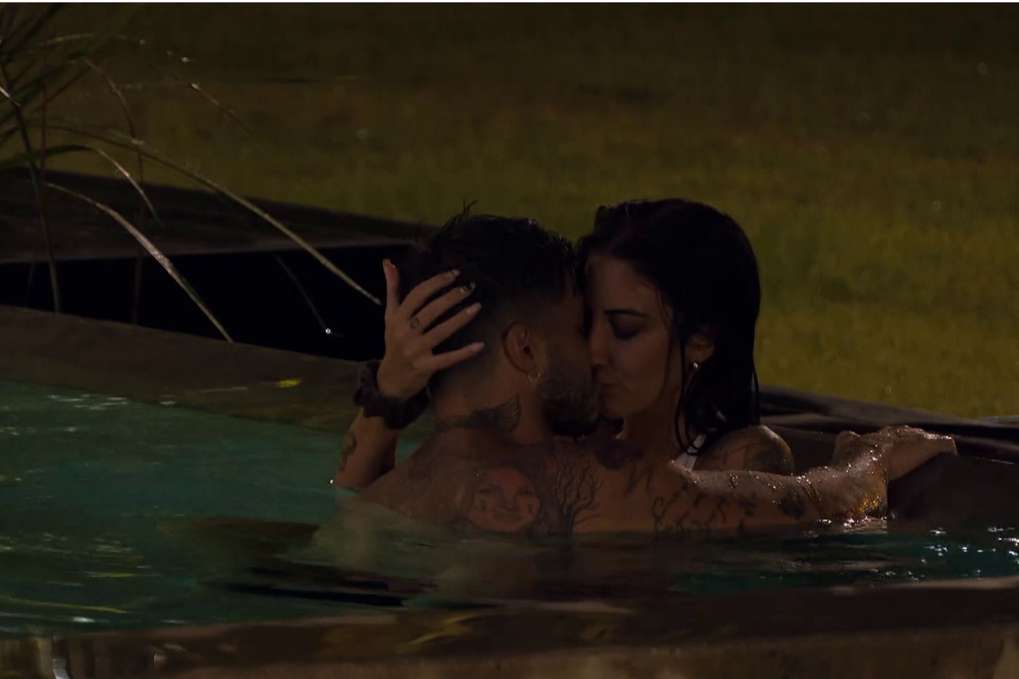 Napoli y Naomi tienen sexo en la piscina... Delante de todos sus compaeros!