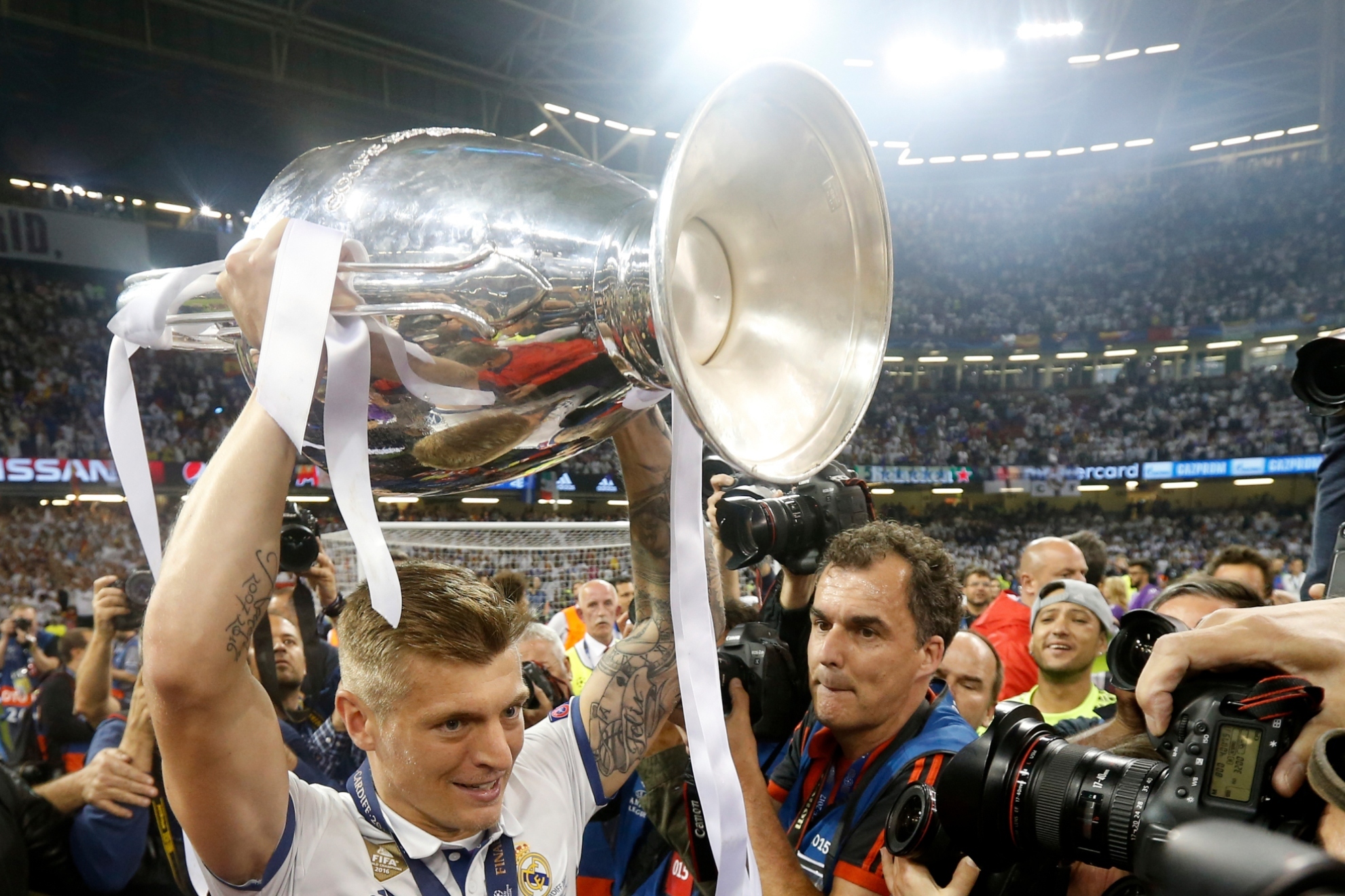 Toni Kroos levanta la Champions en Cariff, la segunda de las cuatro que ha ganado con el Real Madrid/CHEMA REY