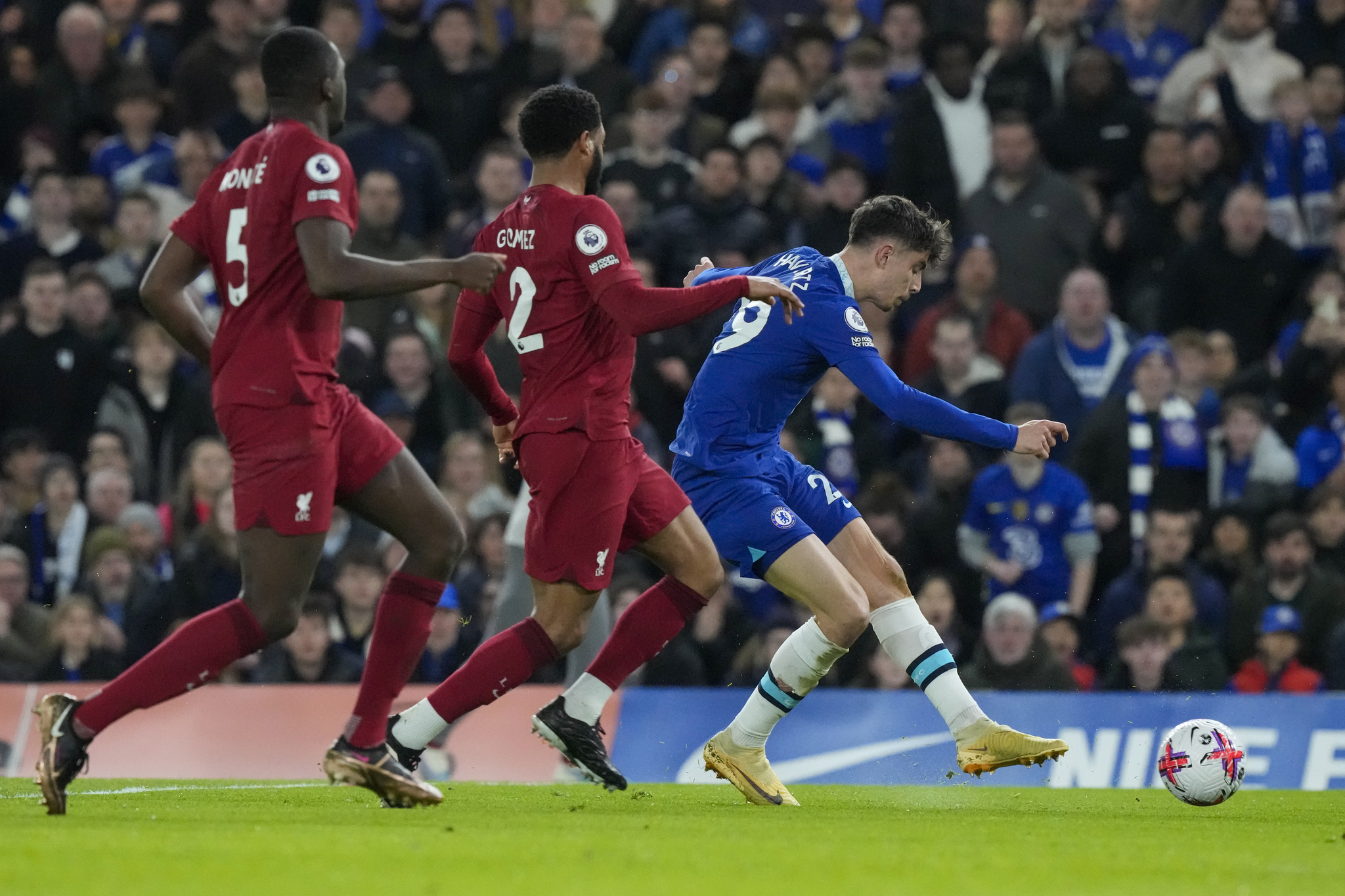 lt;HIT gt;Chelsea lt;/HIT gt;'s Kai Havertz, right, kicks the ball during the English Premier League soccer match between  lt;HIT gt;Chelsea lt;/HIT gt; and Liverpool at Stamford Bridge stadium in London, Tuesday, April 4, 2023. (AP Photo/Frank Augstein)
