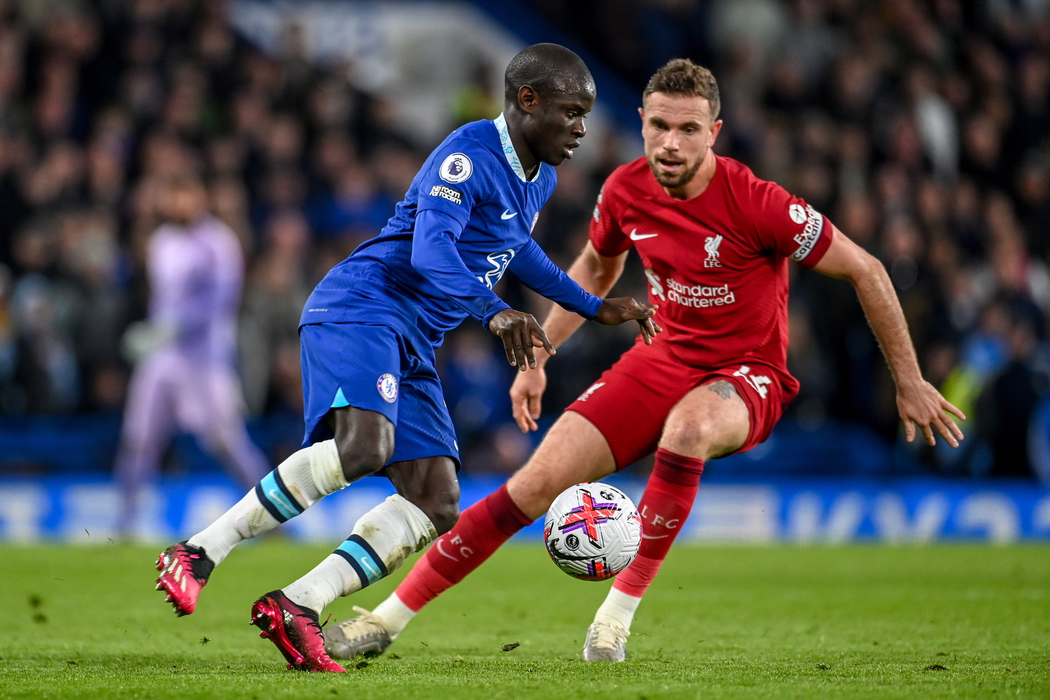 London (United Kingdom), 04/04/2023.- N'Golo Kante of  lt;HIT gt;Chelsea lt;/HIT gt; (L) in action against Jordan Henderson of Liverpool (R) during the English Premier League soccer match between  lt;HIT gt;Chelsea lt;/HIT gt; FC and Liverpool FC in London, Britain, 04 April 2023. (Jordania, Reino Unido, Londres) EFE/EPA/ANDY RAIN EDITORIAL USE ONLY. No use with unauthorized audio, video, data, fixture lists, club/league logos or 'live' services. Online in-match use limited to 120 images, no video emulation. No use in betting, games or single club/league/player publications