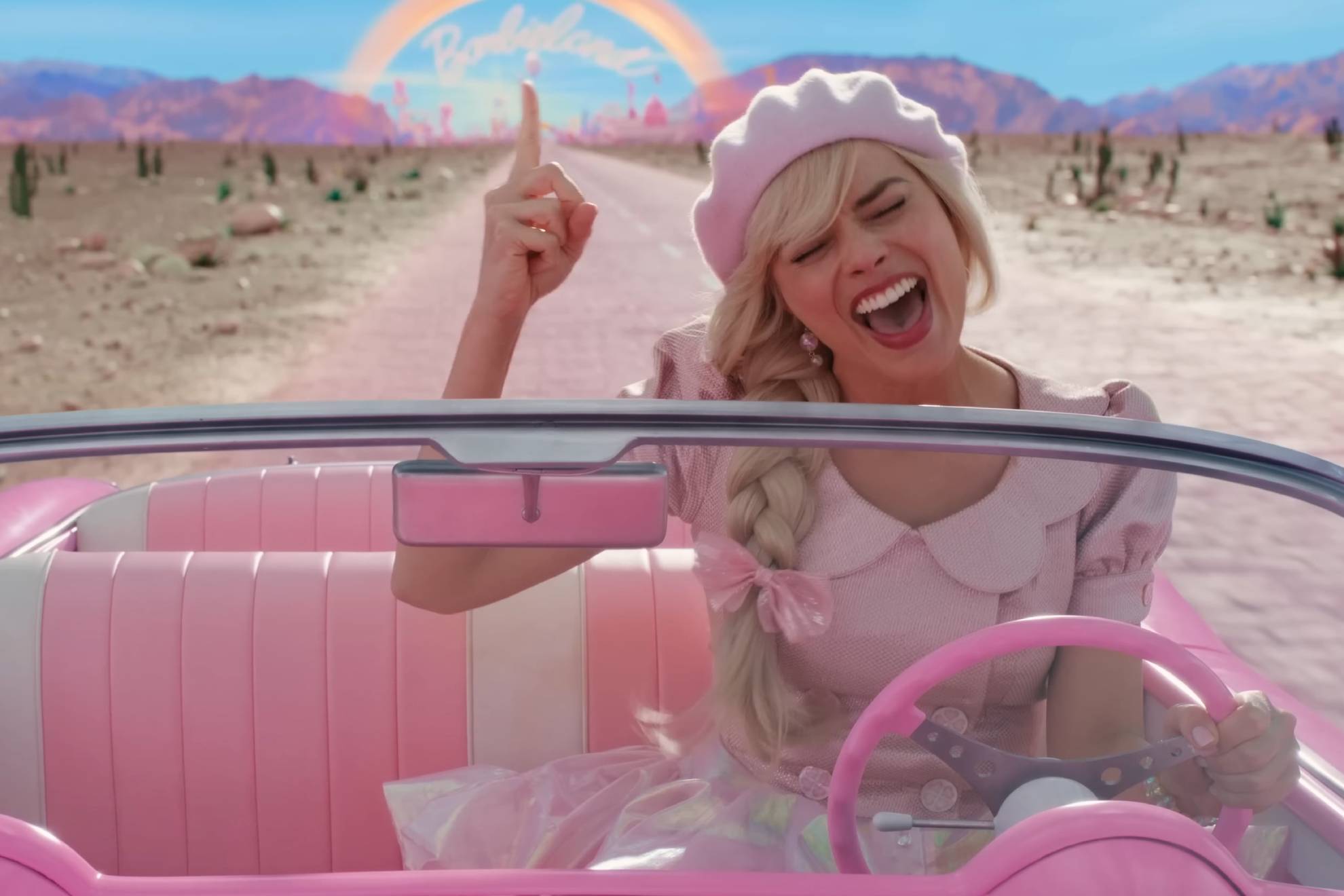 Barbie conduce un coche muy especial en la película que dará vida a la muñeca este verano.