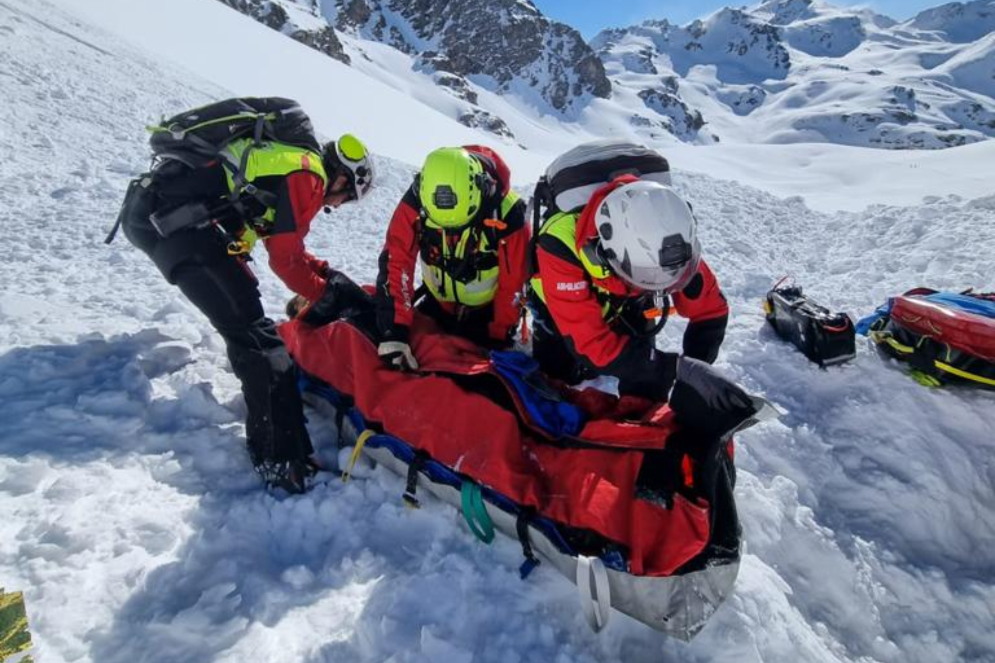 Núria Castán, rider del equipo internacional de Head Snowboards, es rescatada tras quedar enterrada por un alud.