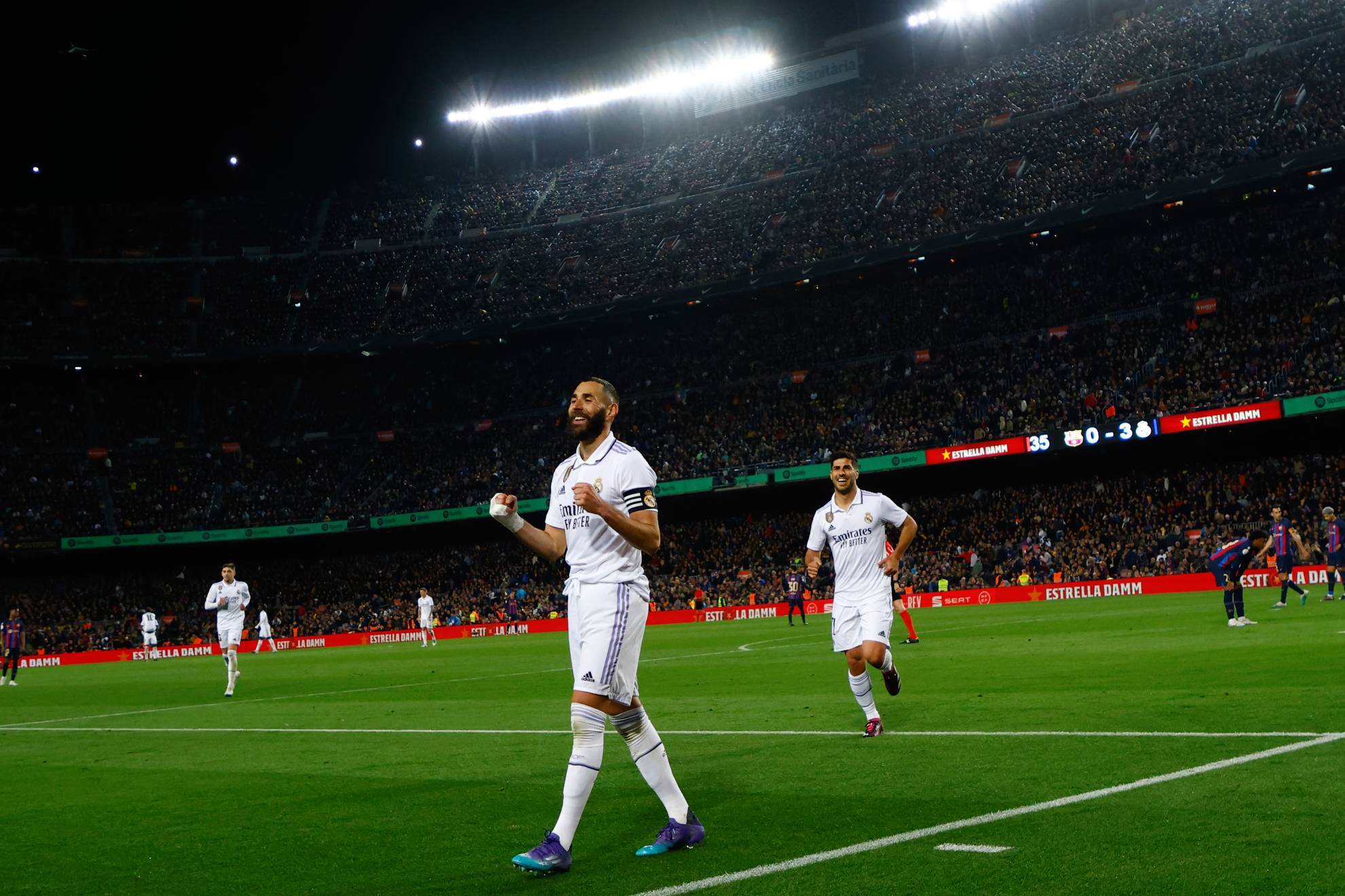 Benzema dirige el baile del Madrid