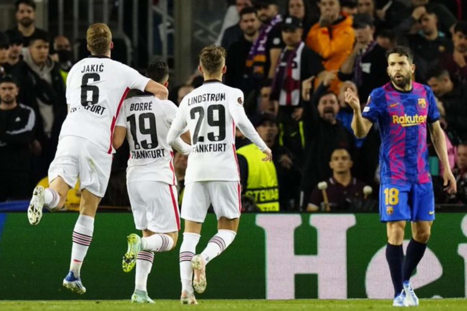 El Eintracht se ríe de la derrota del Barça: Esta fiesta de blanco ya la vimos