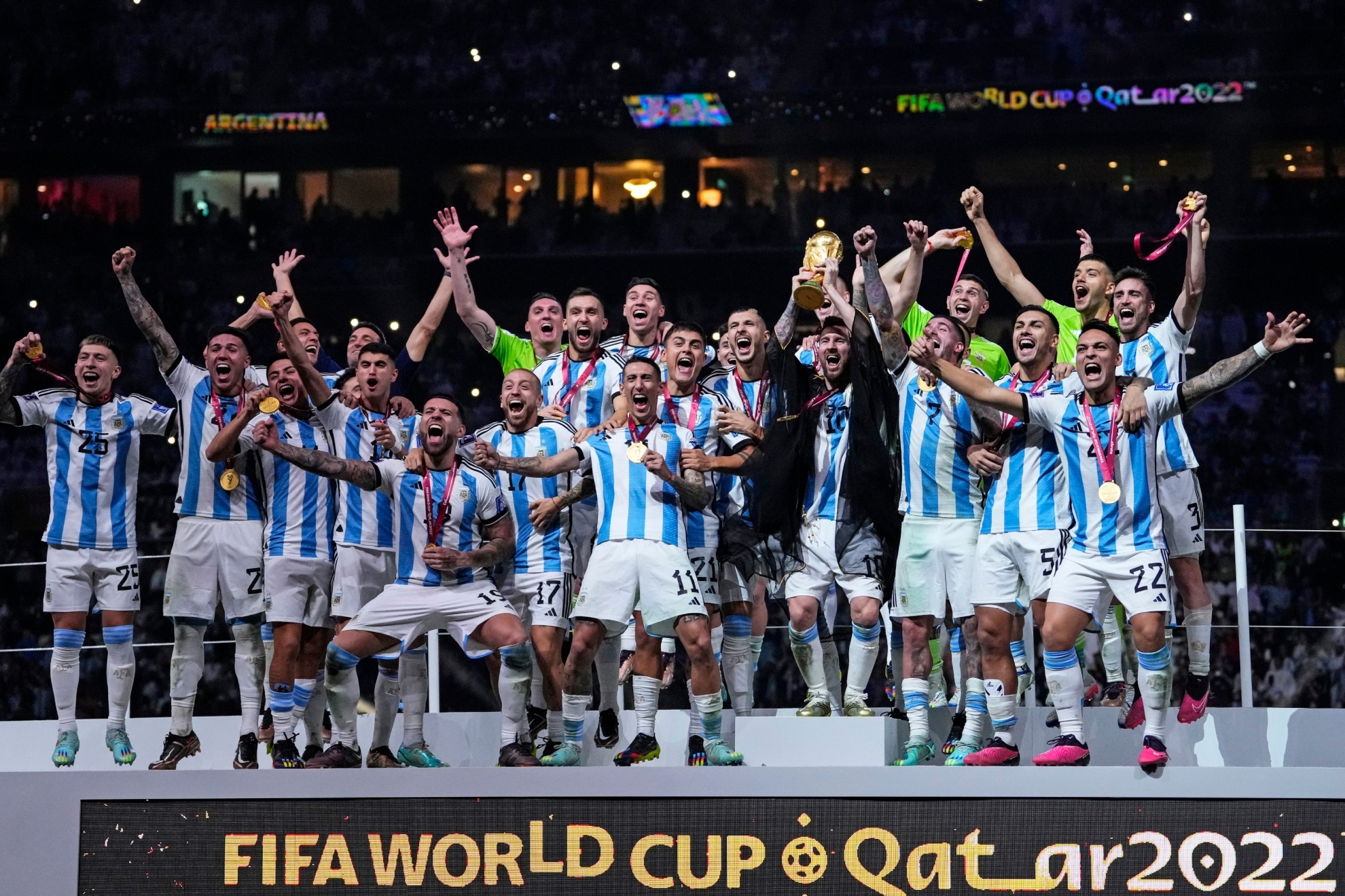Leo Messi levanta al cielo de Qatar el Mundial ganado por Argentina.
