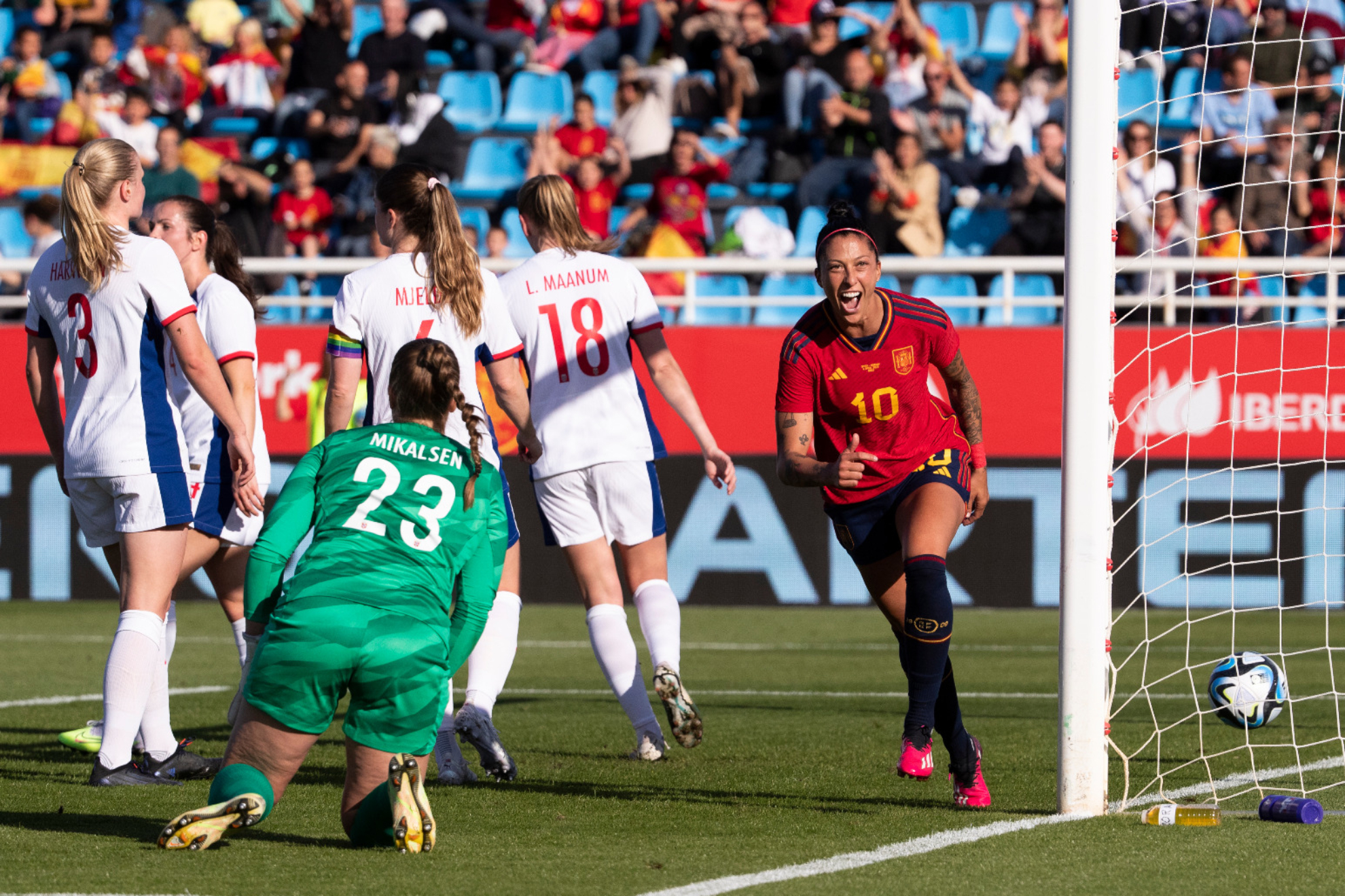 Jenni Hermoso celebra uno de los dos goles anotados ante Noruega / RFEF