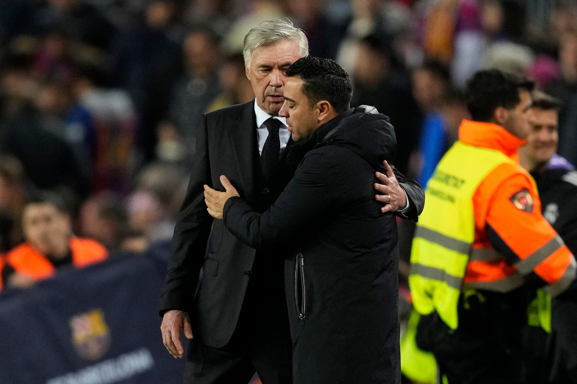 Ancelotti abraza a Xavi en el Clásico del miércoles.
