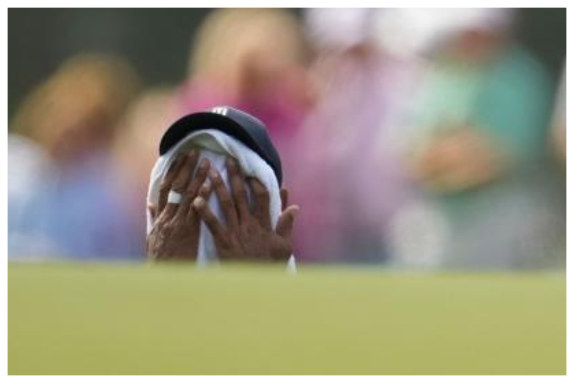 Tiger Woods se seca el sudor durante el juego