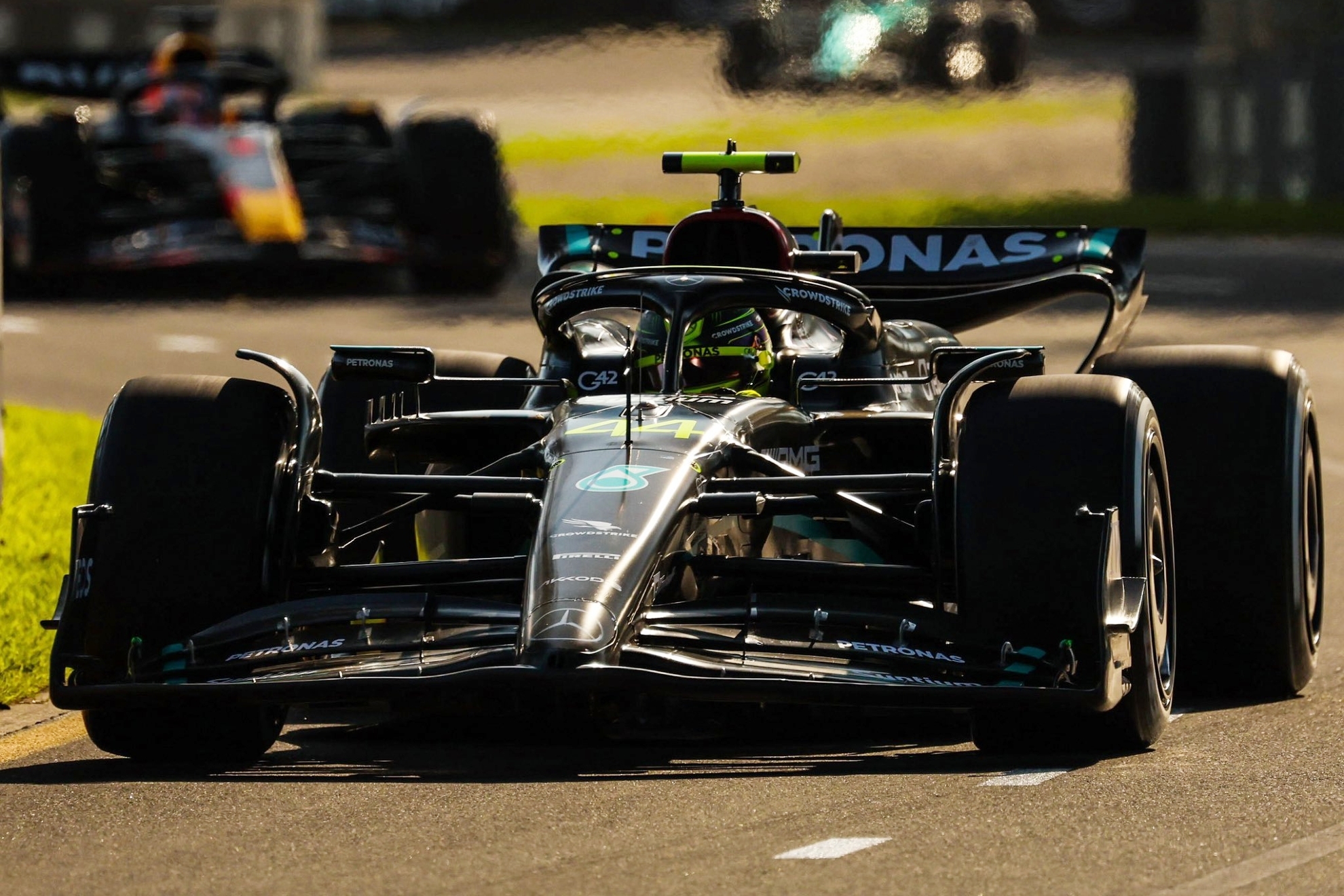 Hamilton, liderando el GP de Australia 2023.